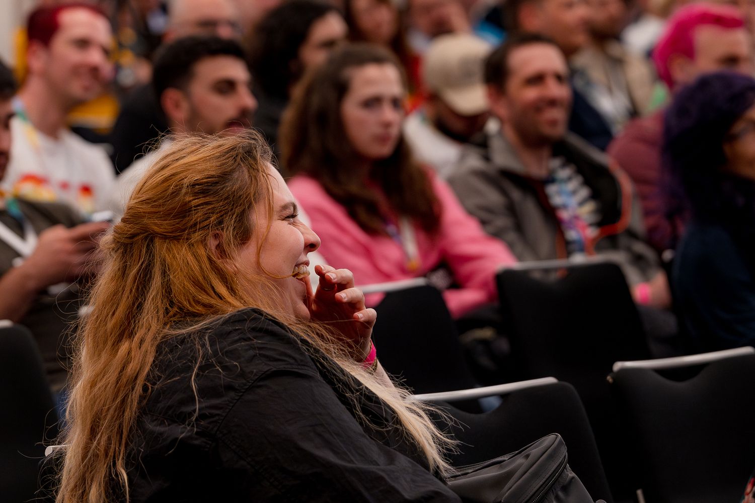 Ana Inés Urrutia de Souza lacht während des Vortrags von Scott Durow auf der ColorCloud-Konferenz 2025