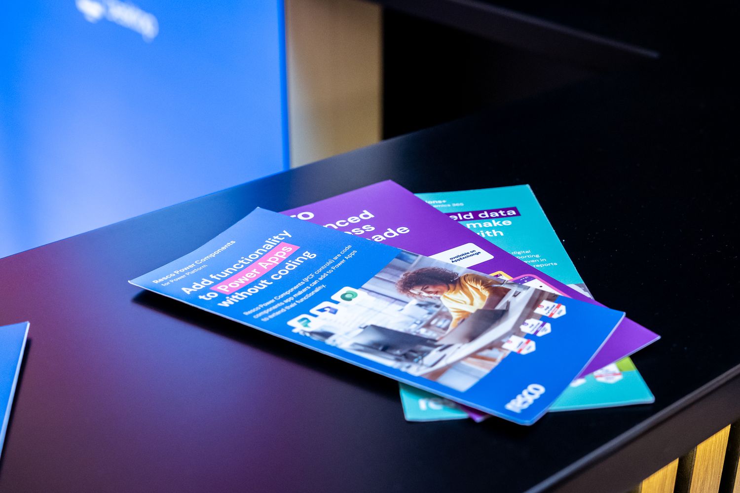 Verschiedene Flyer und Broschüren des Sponsoren Resco liegen am Sponsorenstand aus