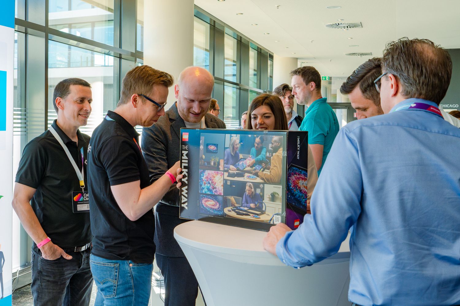 Am Sponsorenstand von mscrm-addons.com wird ein Lego-Set an den Gewinner der Verlosung verteilt