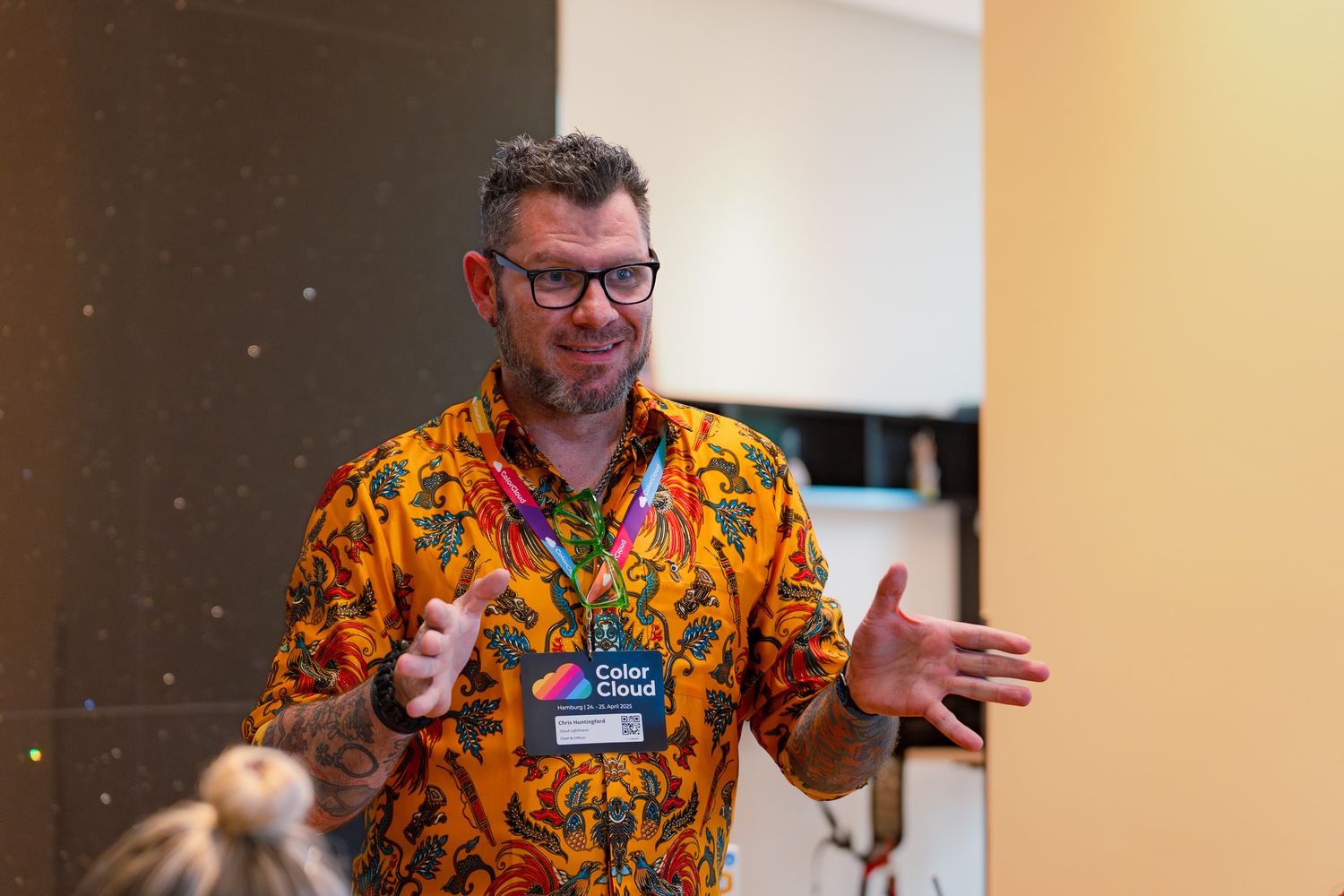 Chris Huntingford hält eine Rede vor Teilnehmenden des ColorCloud PromptAthon