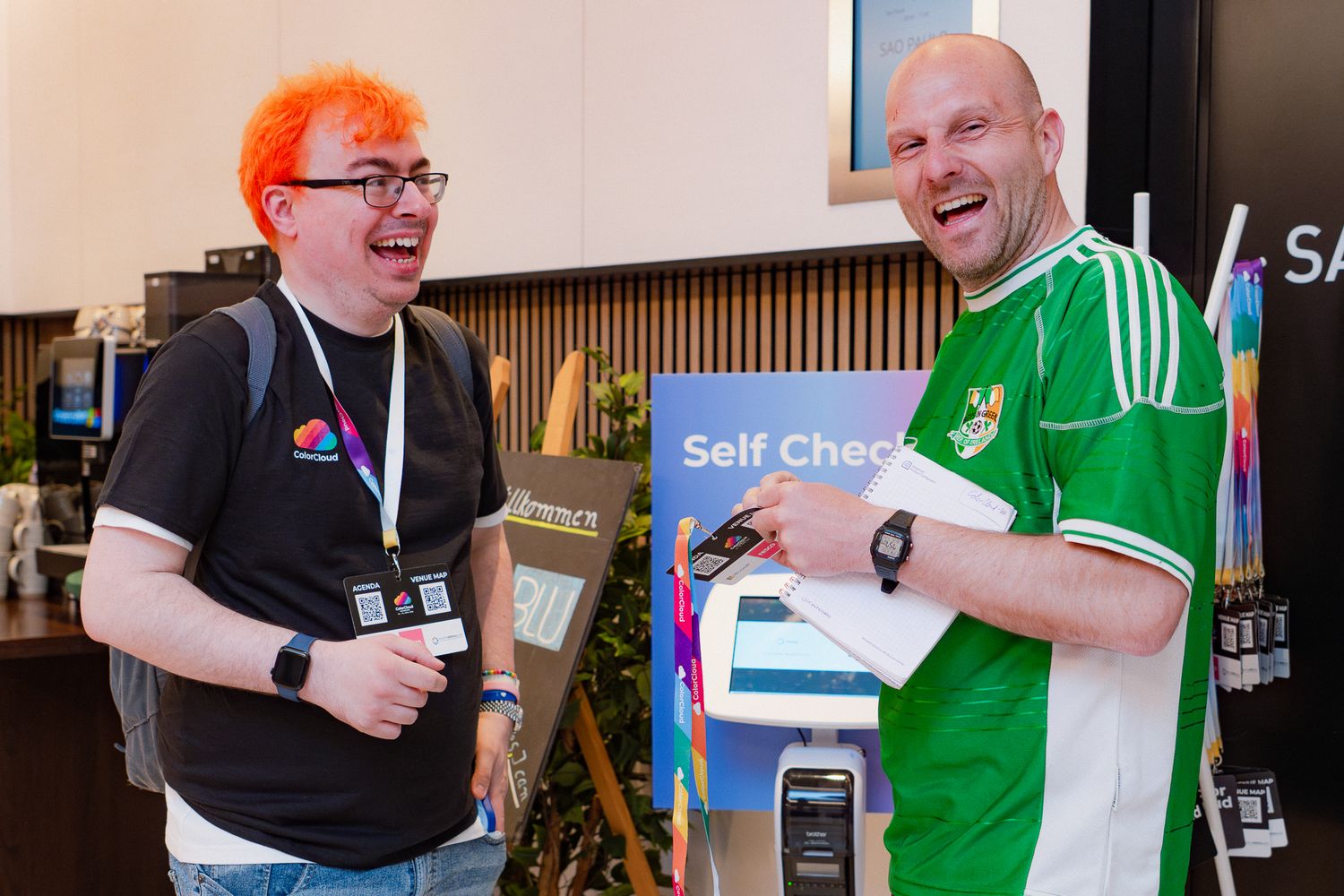 ColorCloud-Staff und ein Konferenz-Teilnehmer beim Self-Check-in-Terminal