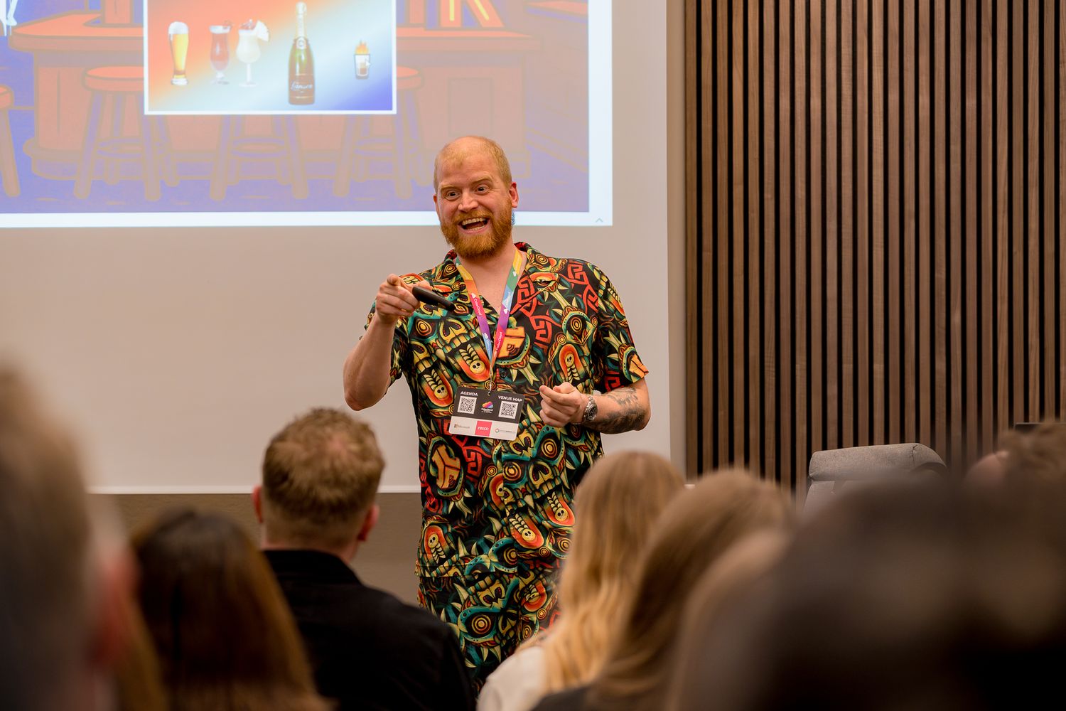 Chris Hansen deutet während seines Vortrags auf der ColorCloud-Konferenz 2025 lachend auf eine Person im Publikum