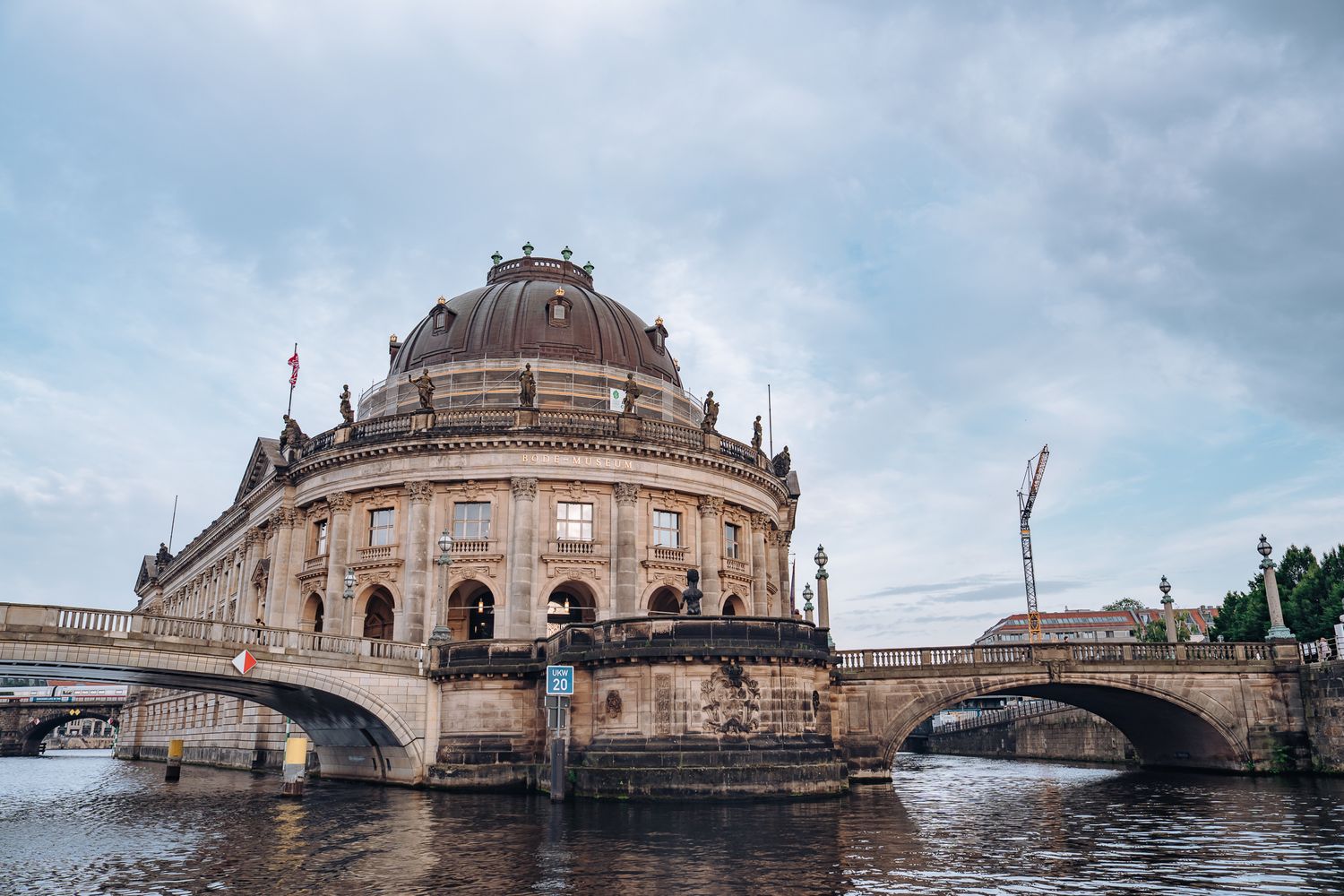 Bode-Museum mit großer Kuppel, gesehen von der Spree aus, mit zwei Brückenbögen im Vordergrund