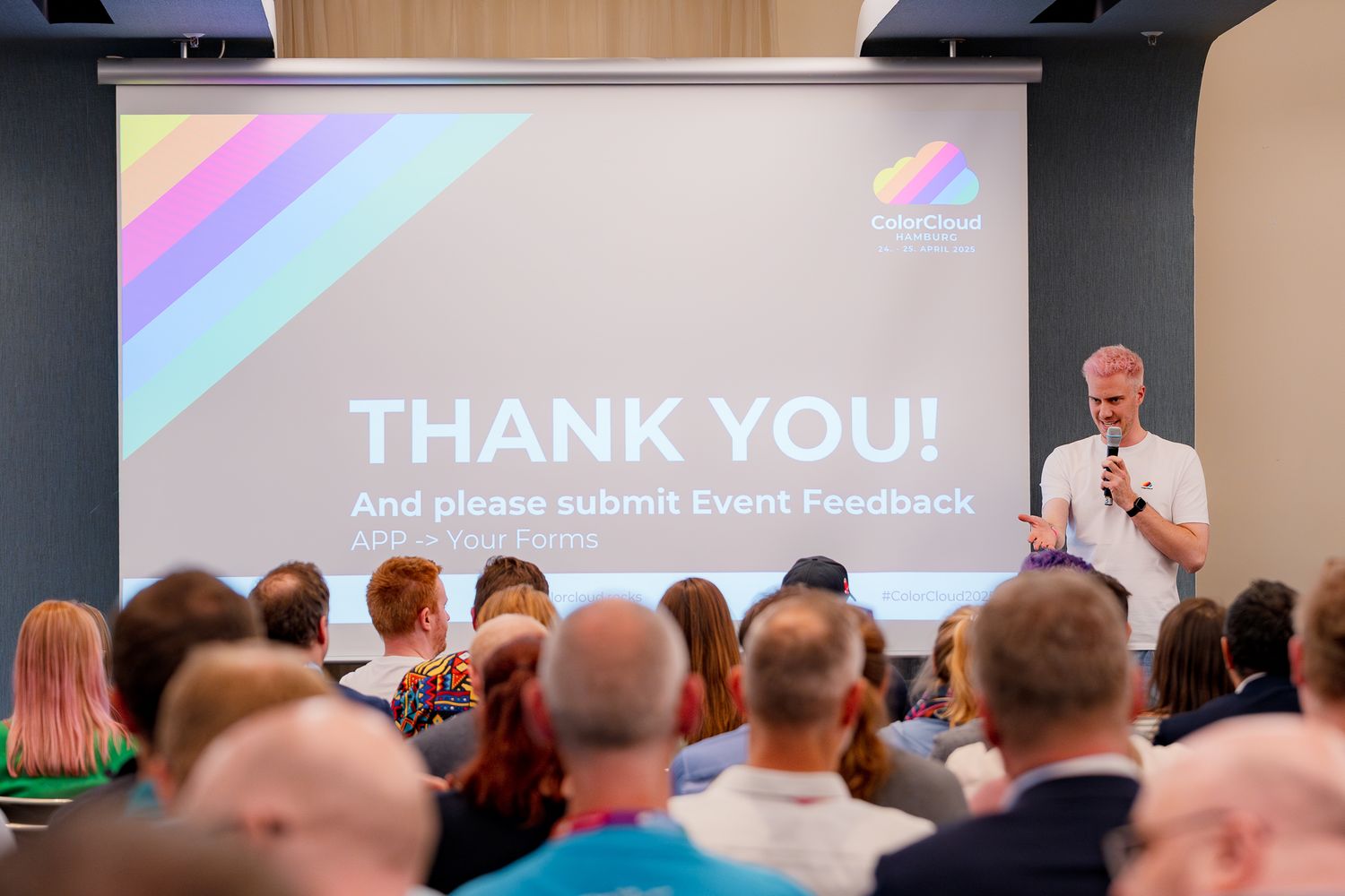 Mats Necker richtet in der Closing Note dankende Worte an die Teilnehmenden der ColorCloud 2025 und bittet um Feedback zur Veranstaltung