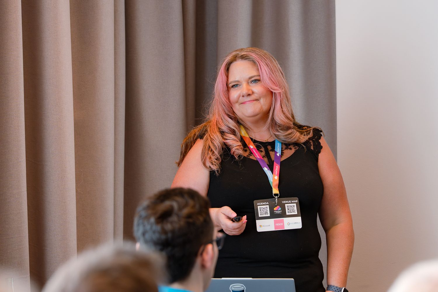 Shannon Mullins hält einen Vortrag auf der ColorCloud-Konferenz 2025