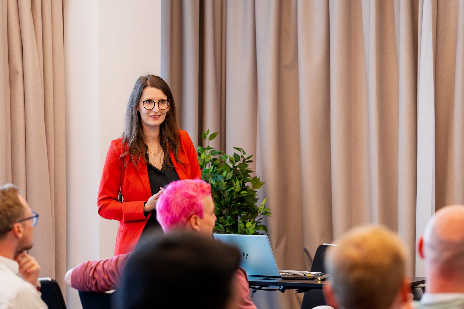 Jessica Kreidel hält einen Vortrag der ColorCloud