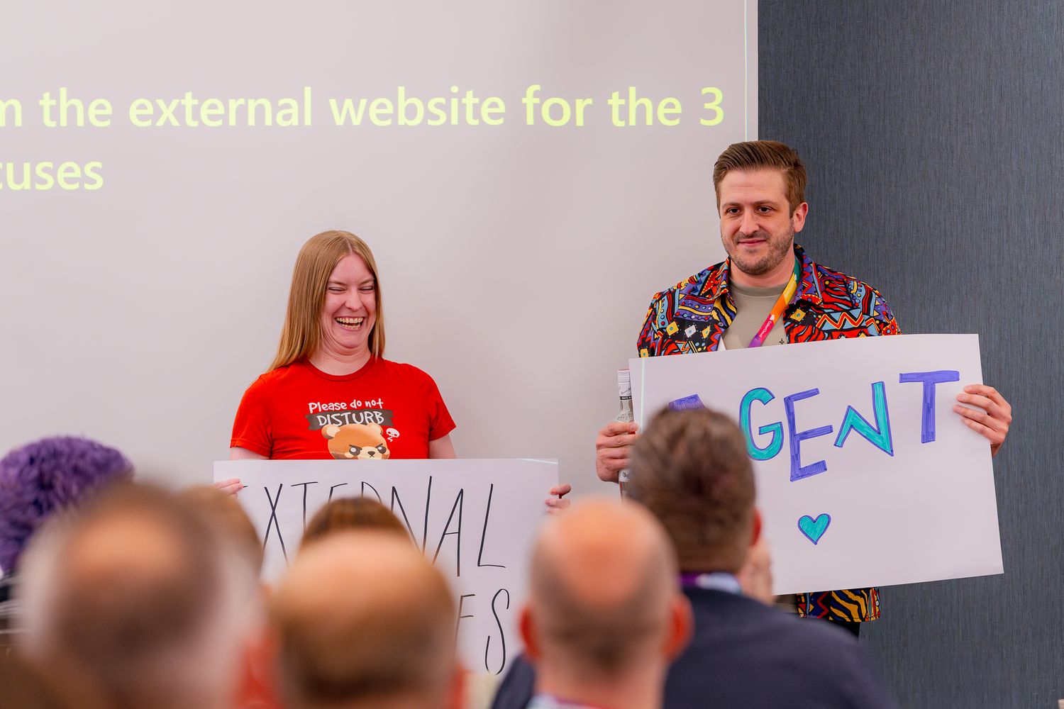 William Dorrington und Malin Martnes halten während der Keynote auf der ColorCloud Konferenz zwei weiße Schilder hoch