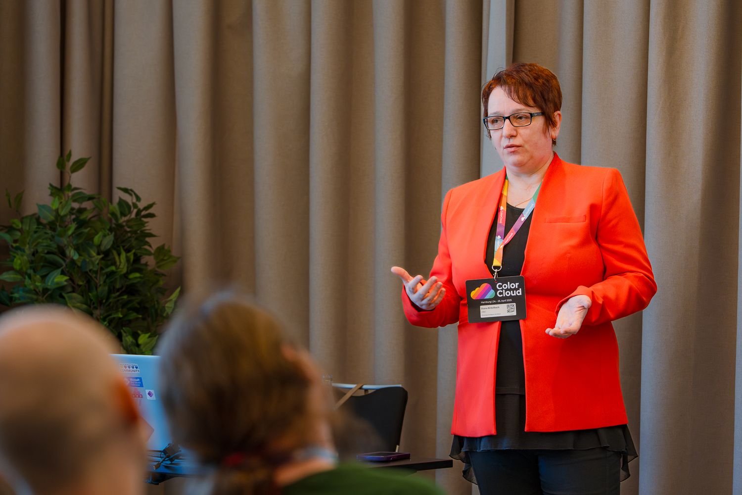 Diana Birkelbach hält einen Vortrag auf der ColorCloud-Konferenz 2025