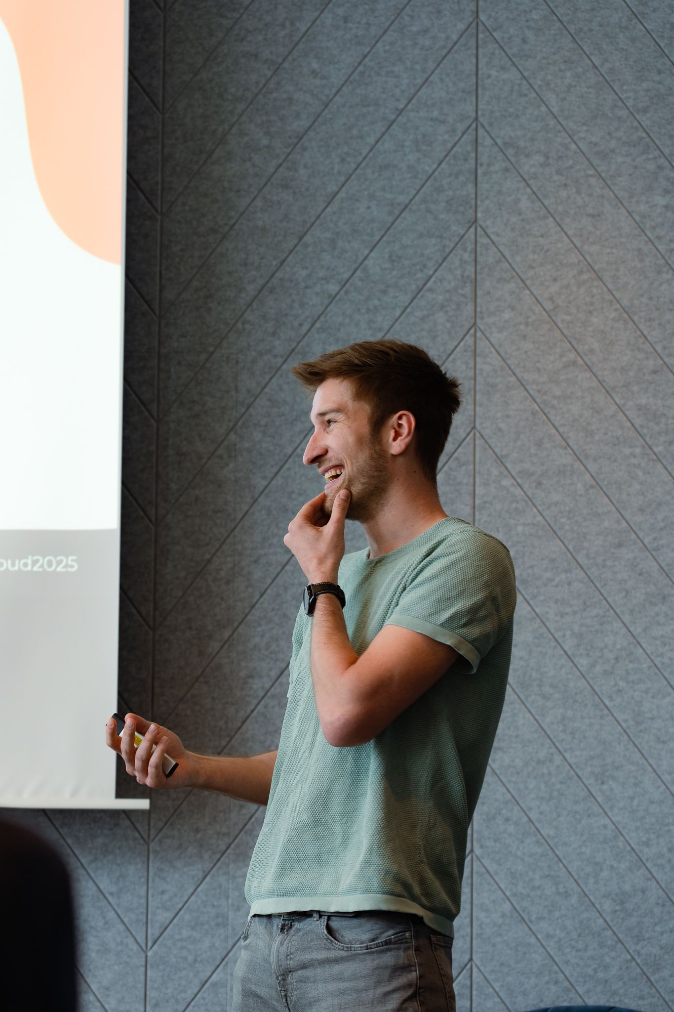 Tine Staric hält einen Vortrag auf der ColorCloud-Konferenz 2025