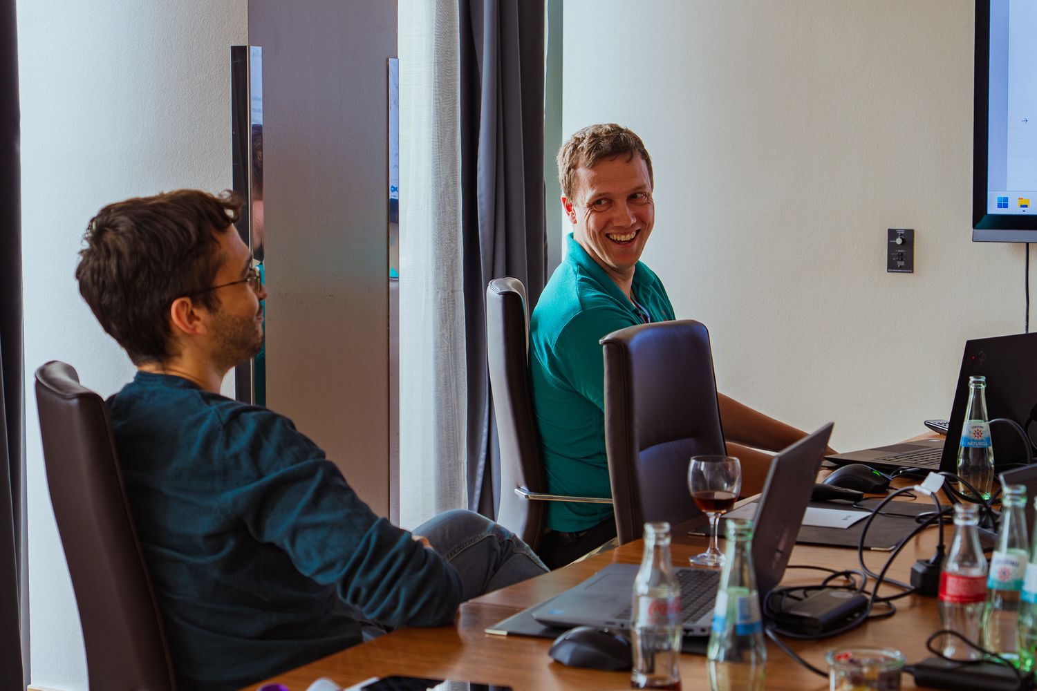 Christoffer Andersen lacht mit einem Teilnehmer seines ColorCloud-Workshops