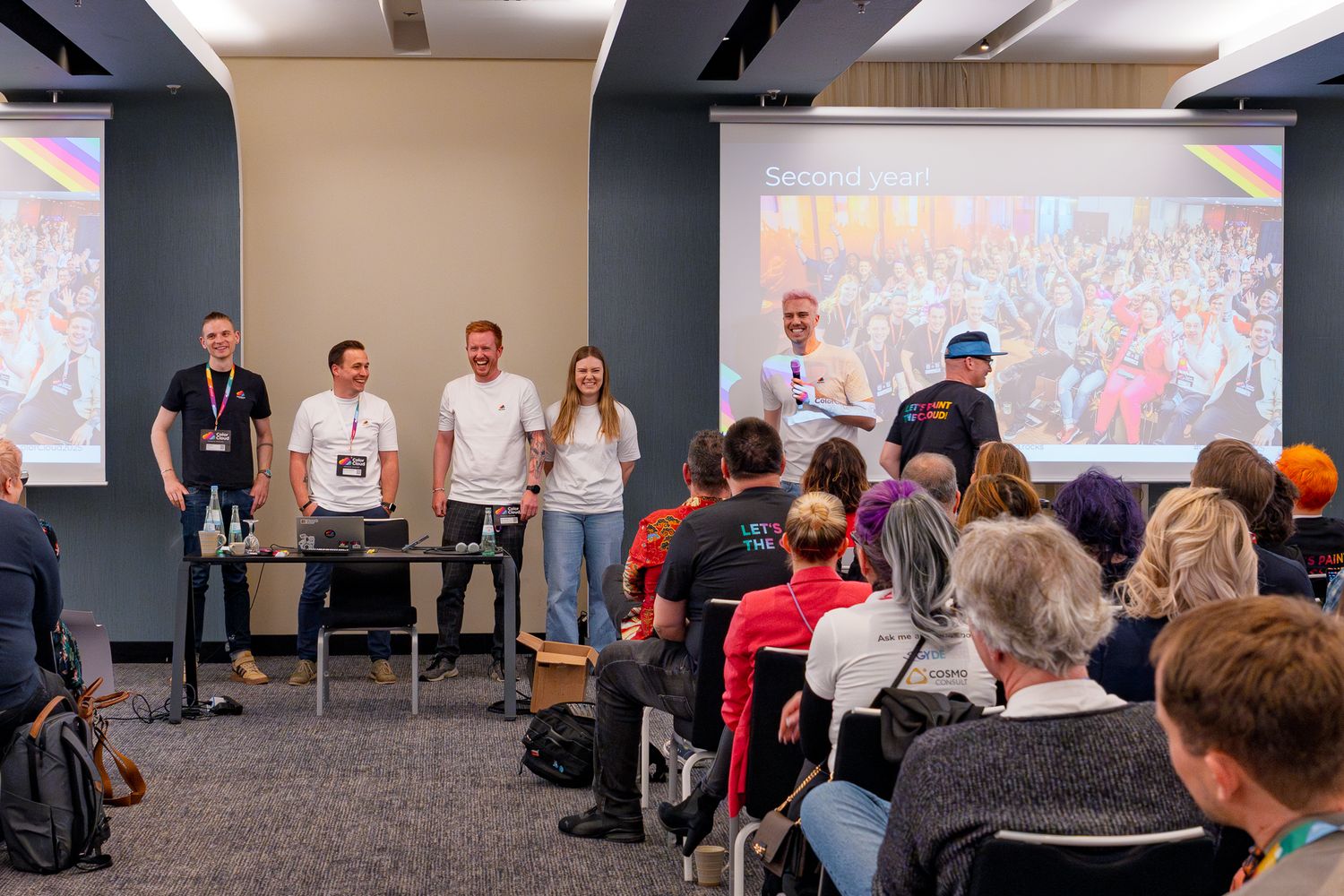 Das ColorCloud Organisationsteam stellt sich gemeinsam mit Mats Necker bei der Eröffnungsrede vor
