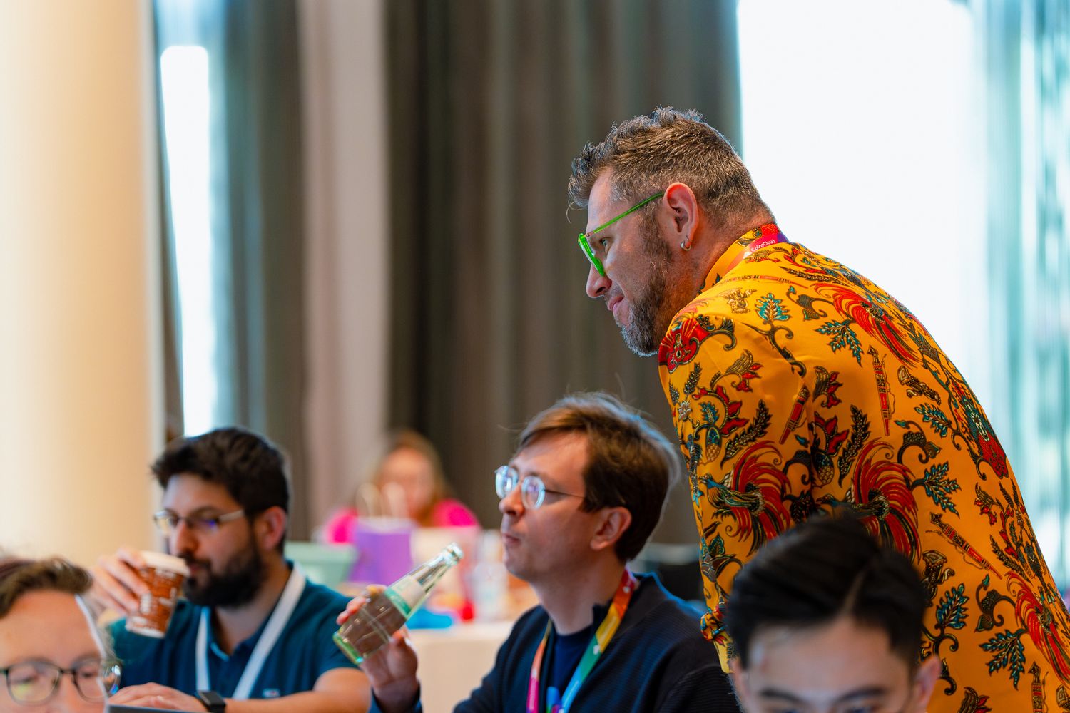 Chris Huntingford unterstützt zwei Teilnehmende am ColorCloud PromptAthon bei der Arbeit