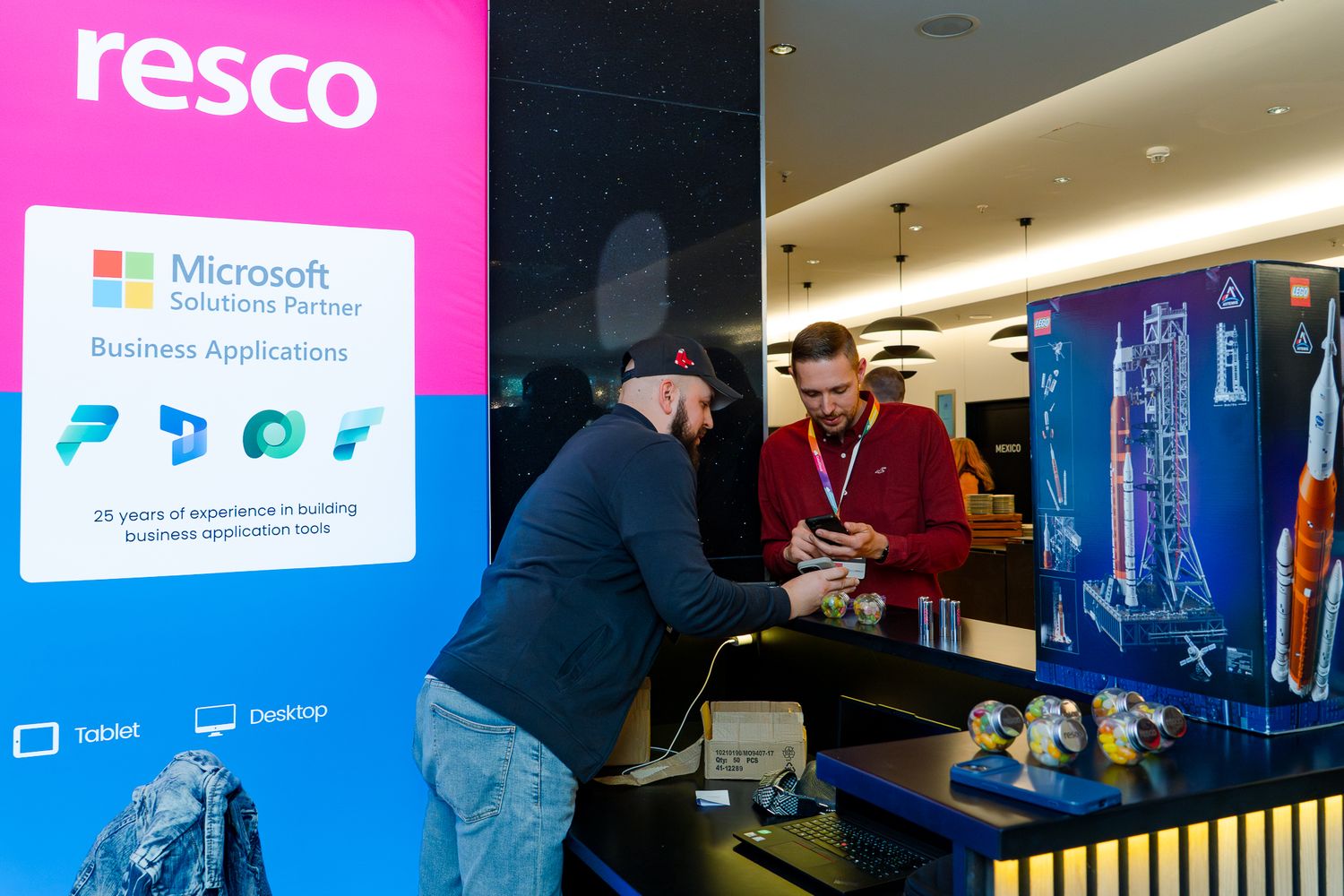 Jakub Bajla unterhält sich mit einem Interessenten am Sponsorenstand von Resco auf der ColorCloud-Konferenz 2025