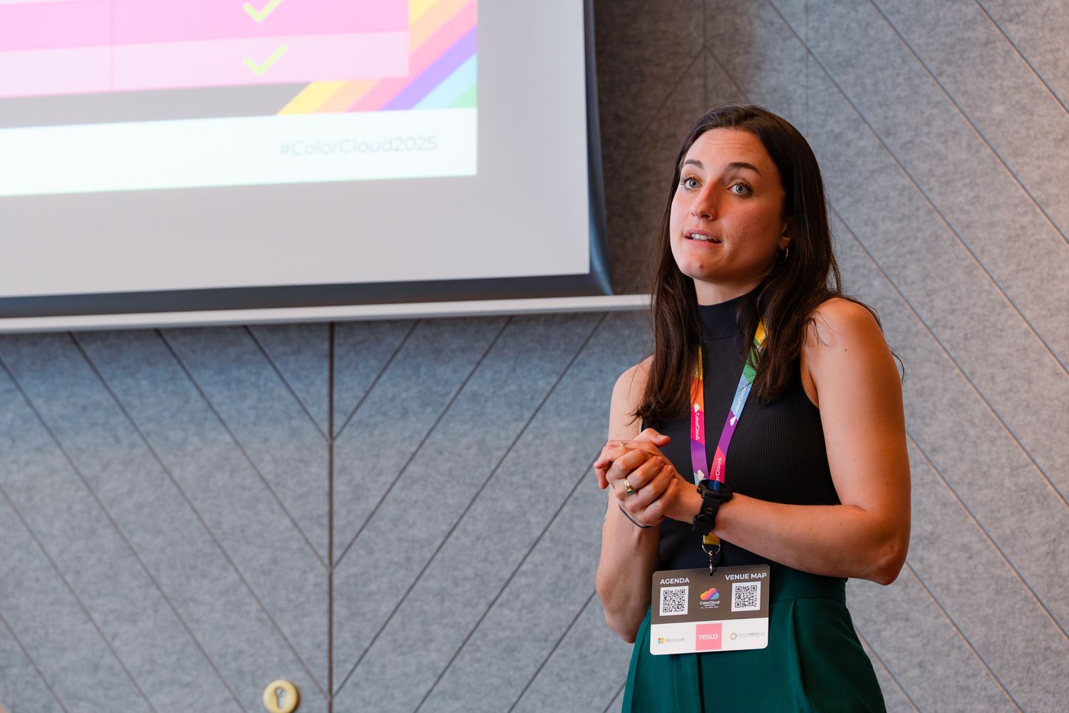 Nina Häußler hält einen Vortrag auf der ColorCloud-Konferenz 2025