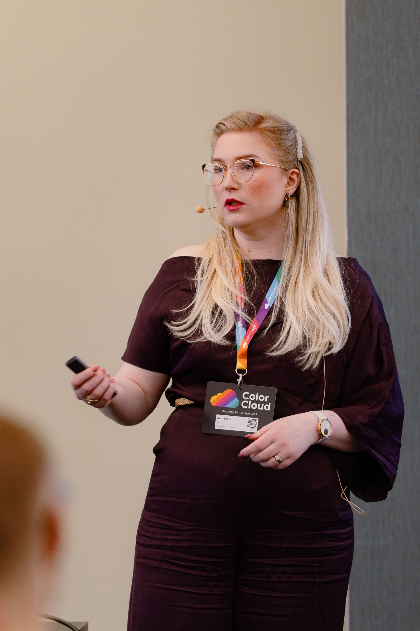 Guro Faller hält einen Vortrag auf der ColorCloud-Konferenz 2025