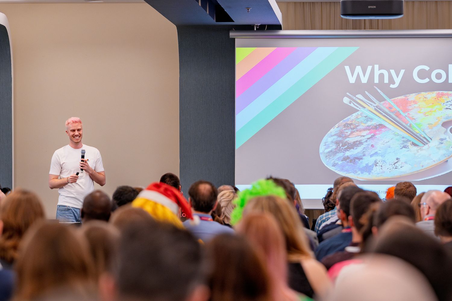Mats Necker hält die Eröffnungsrede vor den Teilnehmenden der ColorCloud 2025