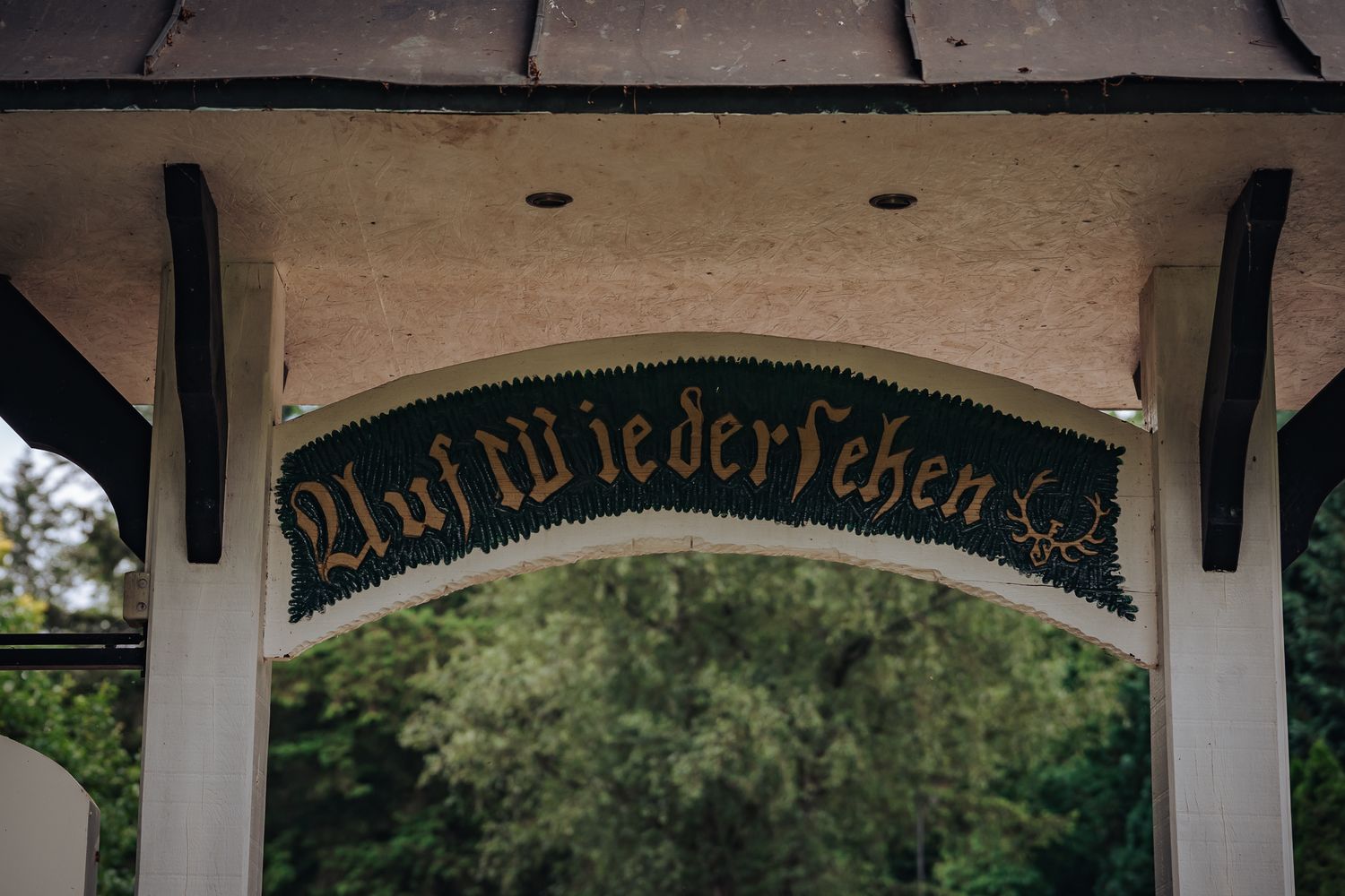 Abschiedsschild aus Holz am Ausgang des Forsthauses Seebergen mit der Aufschrift „Auf Wiedersehen“