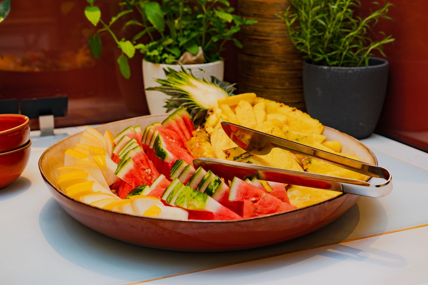Frische Obstplatte mit Melone, Ananas und Mango für die Konferenzgäste