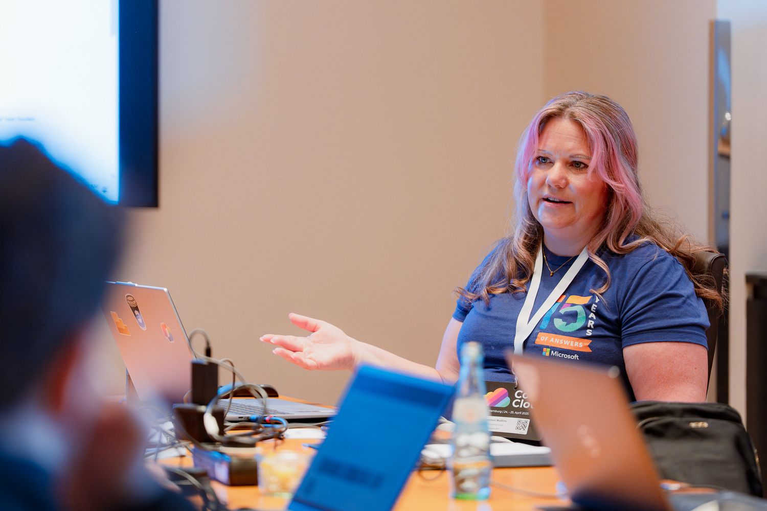 Shannon Mullins hält auf dem ColorCloud-Workshop-Tag eine Rede