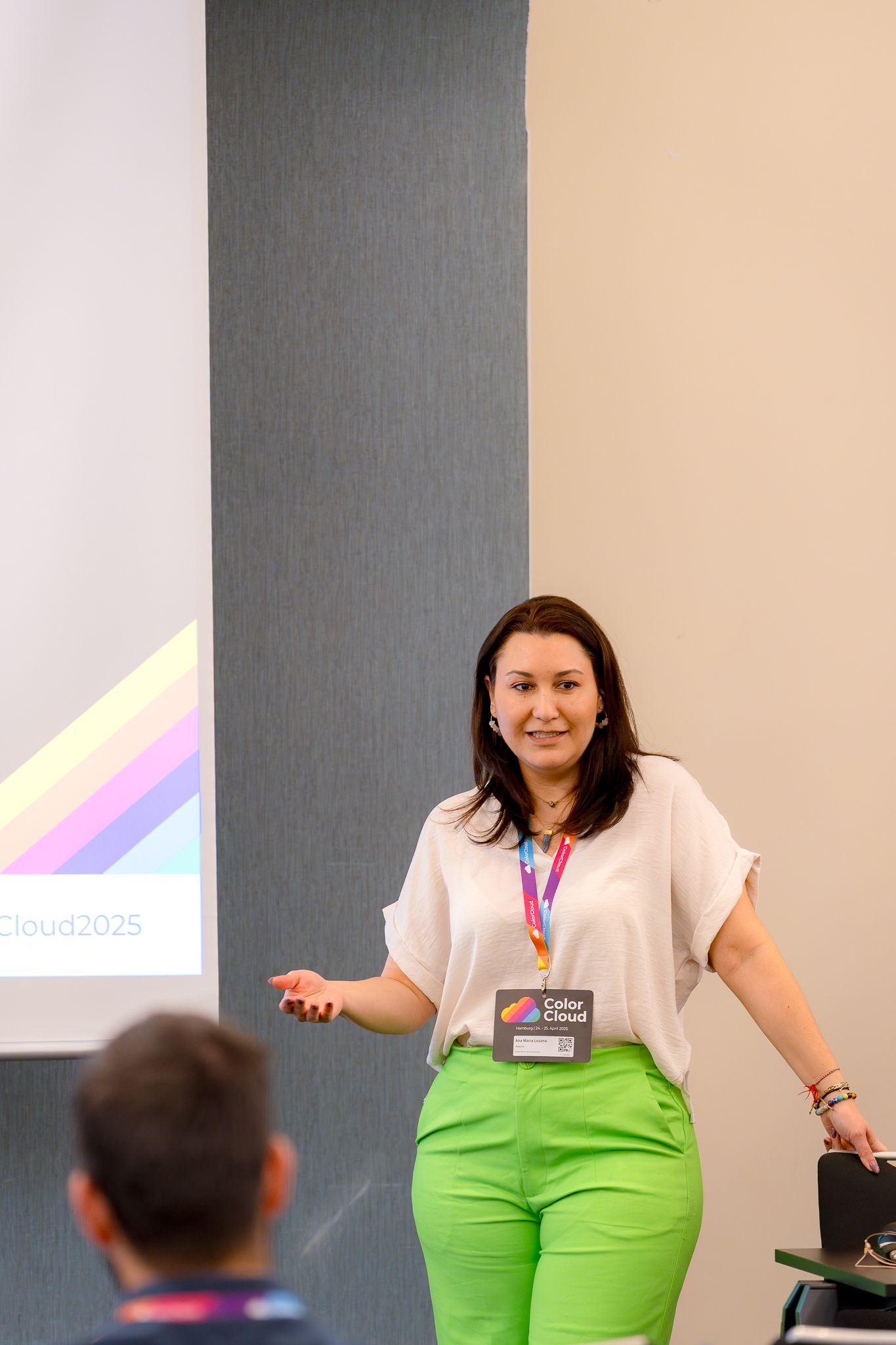Ana Maria Lozano hält einen Vortrag auf der ColorCloud-Konferenz 2025