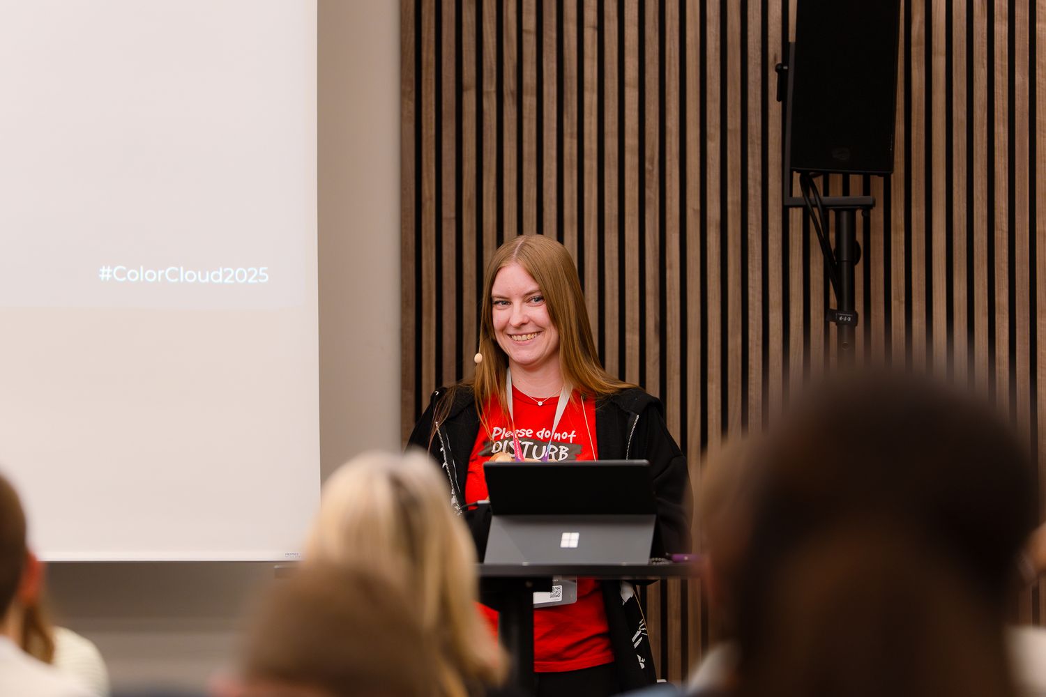Malin Martnes lächelt während ihres Vortrags auf der ColorCloud-Konferenz 2025 ins Publikum