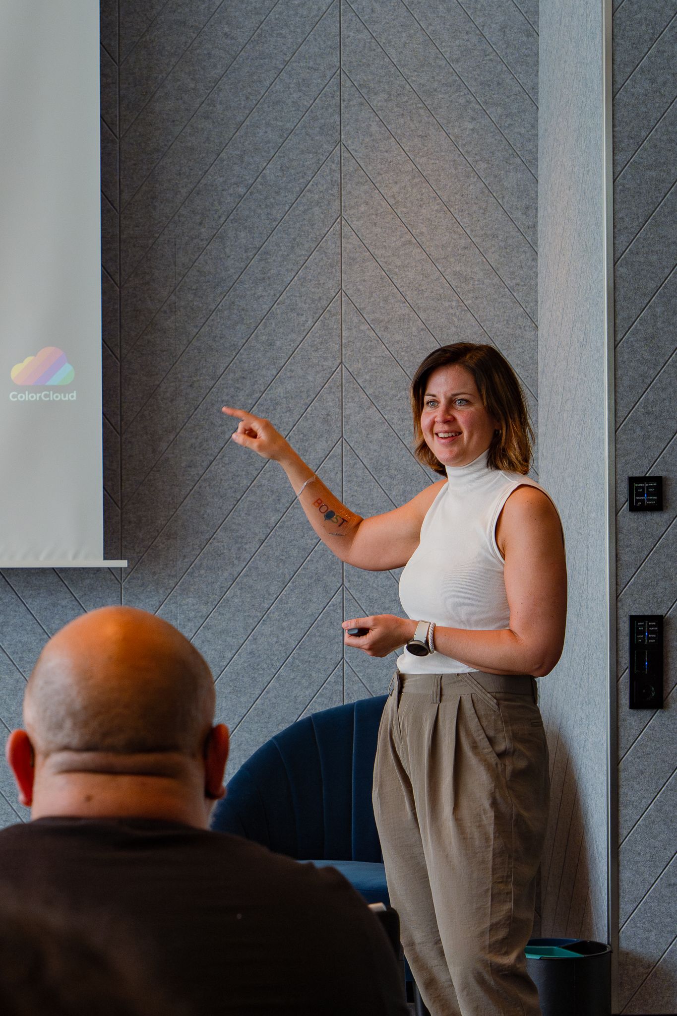 Ulrikke Akerbæk hält vor den Teilnehmenden ihres ColorCloud-Workshops eine Rede und zeigt auf die Leinwand