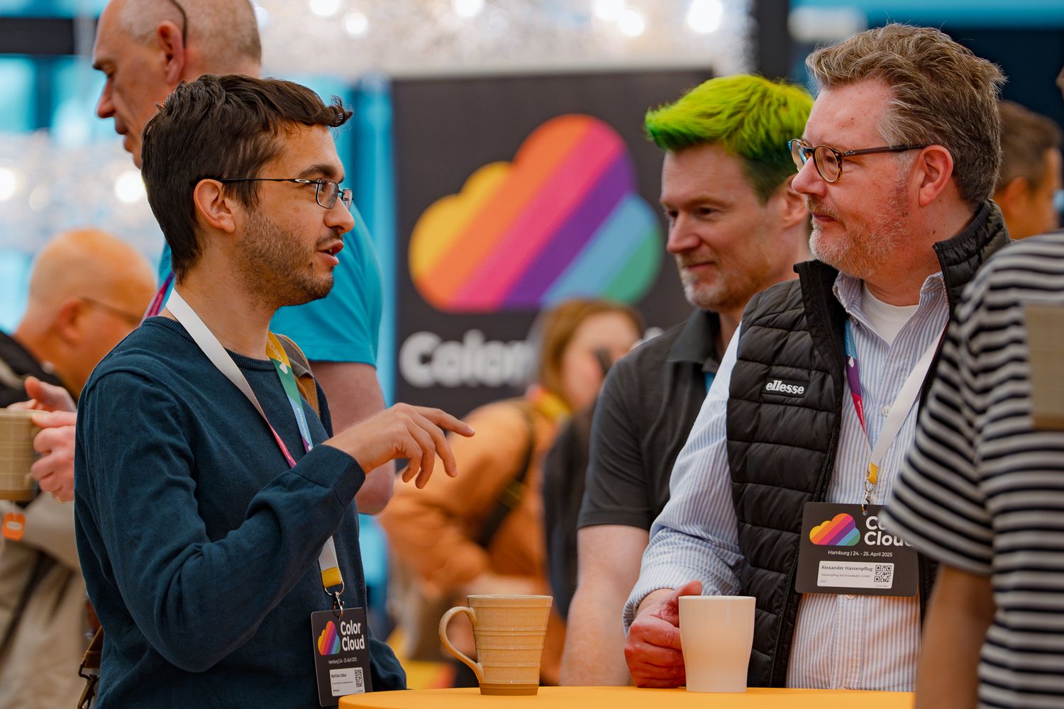 Zwei Teilnehmer der ColorCloud-Konferenz unterhalten sich