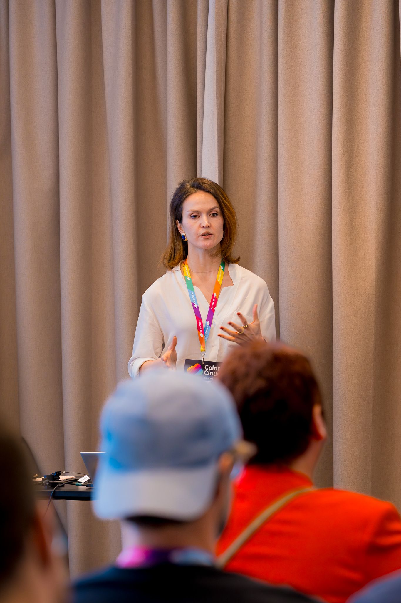 Edit Kapcari hält einen Vortrag auf der ColorCloud-Konferenz 2025