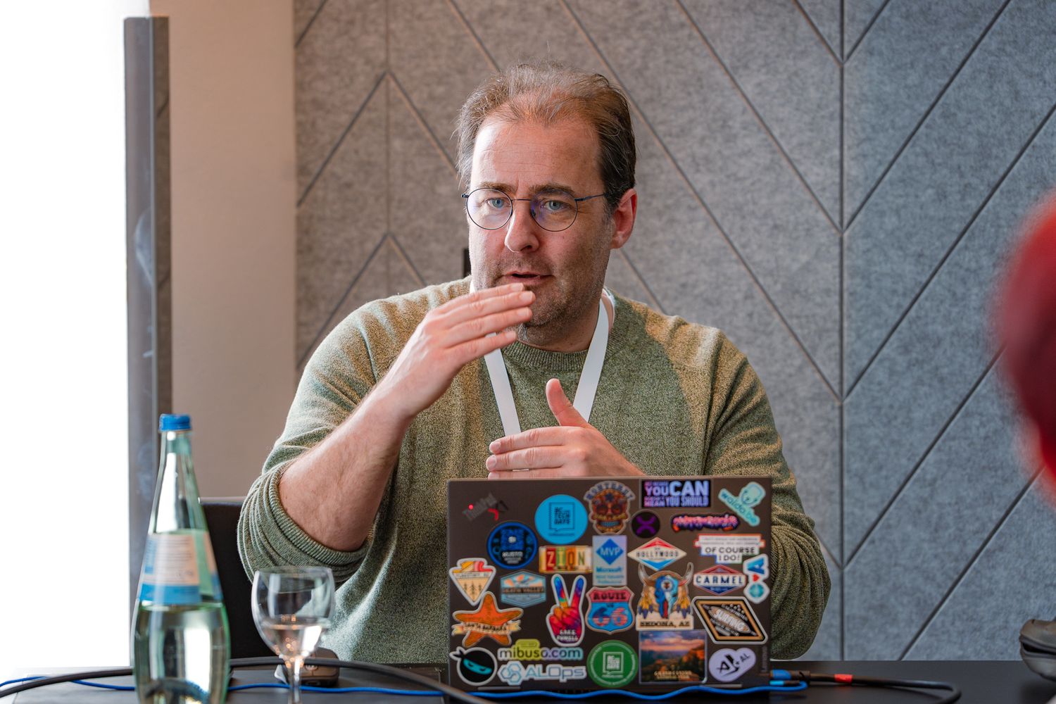 Eric (Waldo) Wauters hält einen Vortrag auf der ColorCloud 2025 und gestikuliert mit beiden Händen