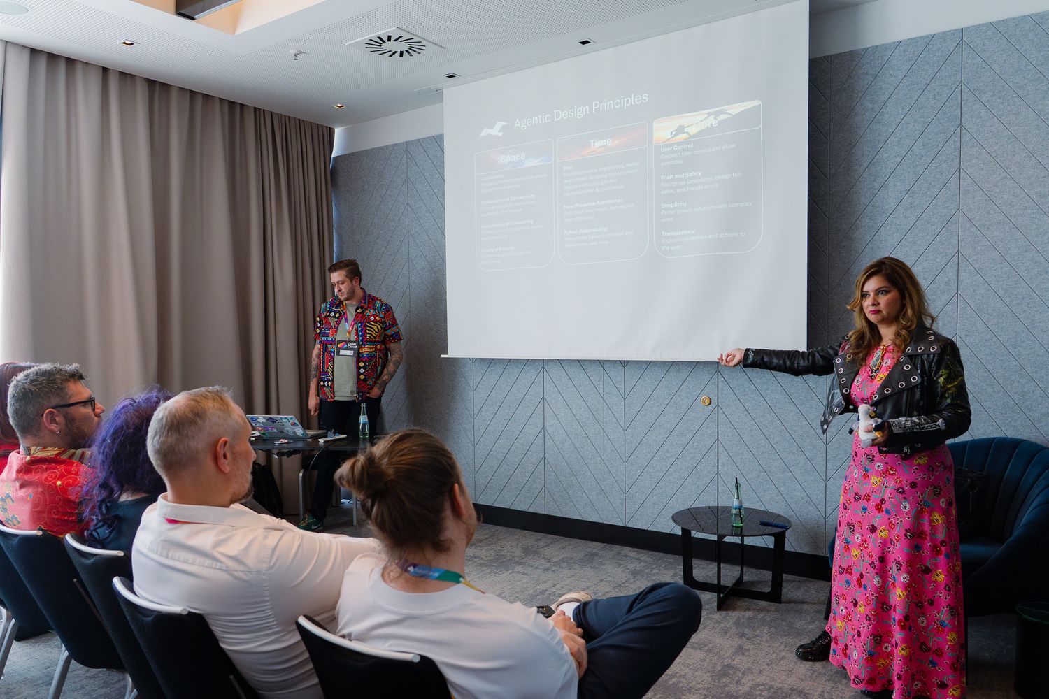 Dona Sarkar hält vor Publikum einen Vortrag auf der ColorCloud-Konferenz 2025