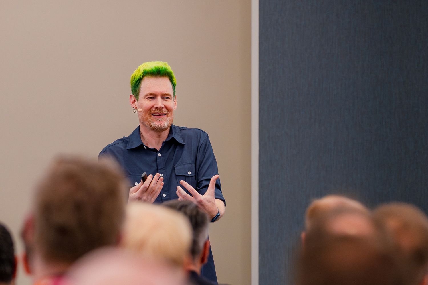Scott Durow hält die Closing Note der ColorCloud 2025 und spricht mit beiden Händen gestikulierend vor dem Publikum