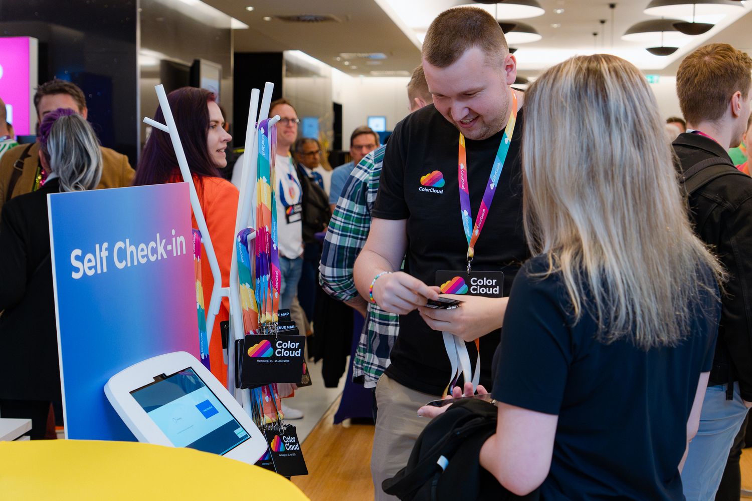 ColorCloud-Staff unterstützt einen Konferenzteilnehmer beim Check-in