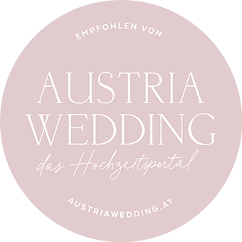 Four circular pink badges with text 'Austria Wedding' and 'Empfohlen Von' arranged in a row against white background.