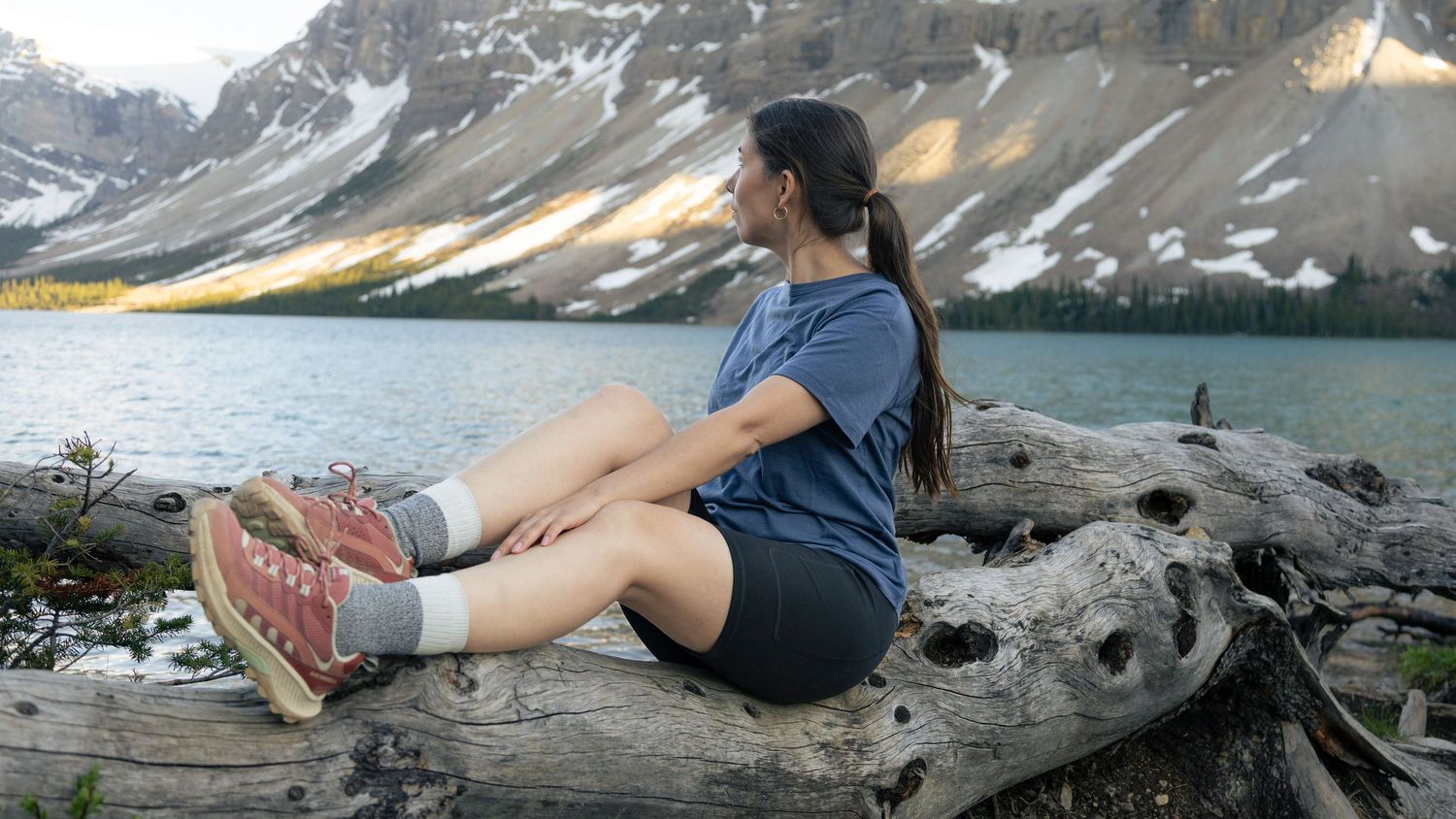 Une femme portant un habit en laine de merino de Ridge Merino dans l'Ouest Canadien — Jonathan Ouimet Photographie