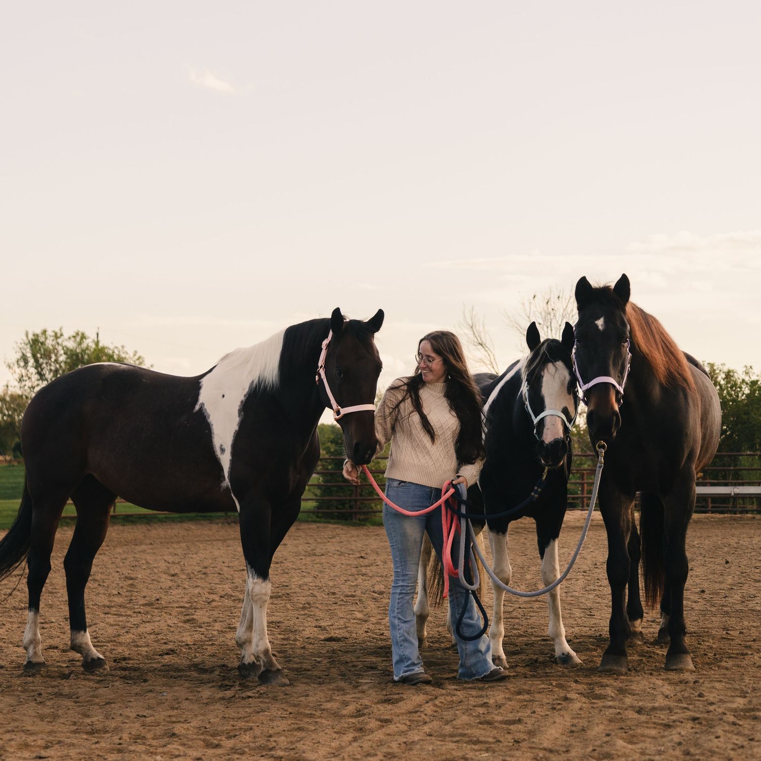 Portrait d'une femme avec ses chevaux au ranch — Jonathan Ouimet Photographie