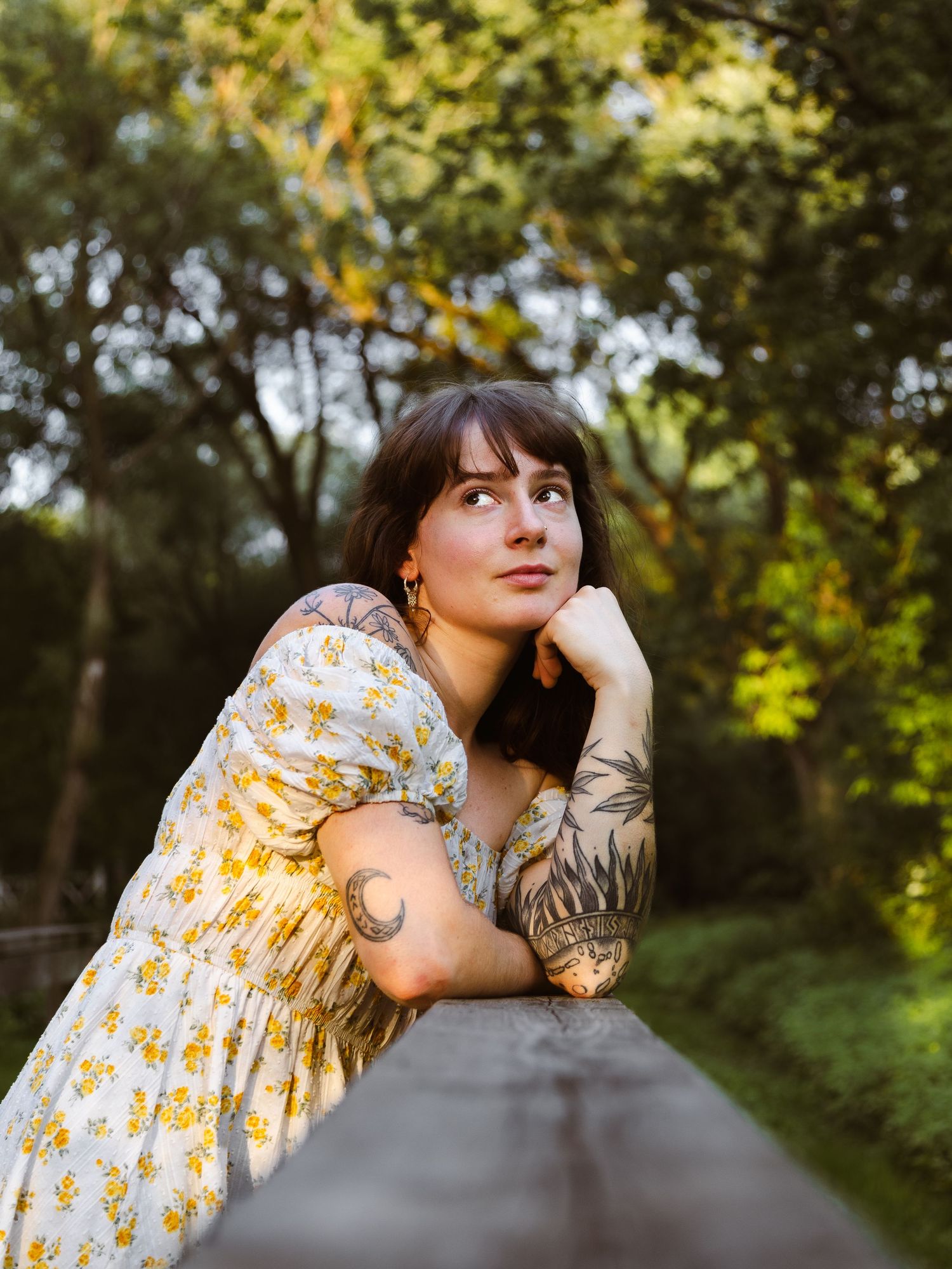 Portrait d'une femme dans un parc au golden hour — Jonathan Ouimet Photographie