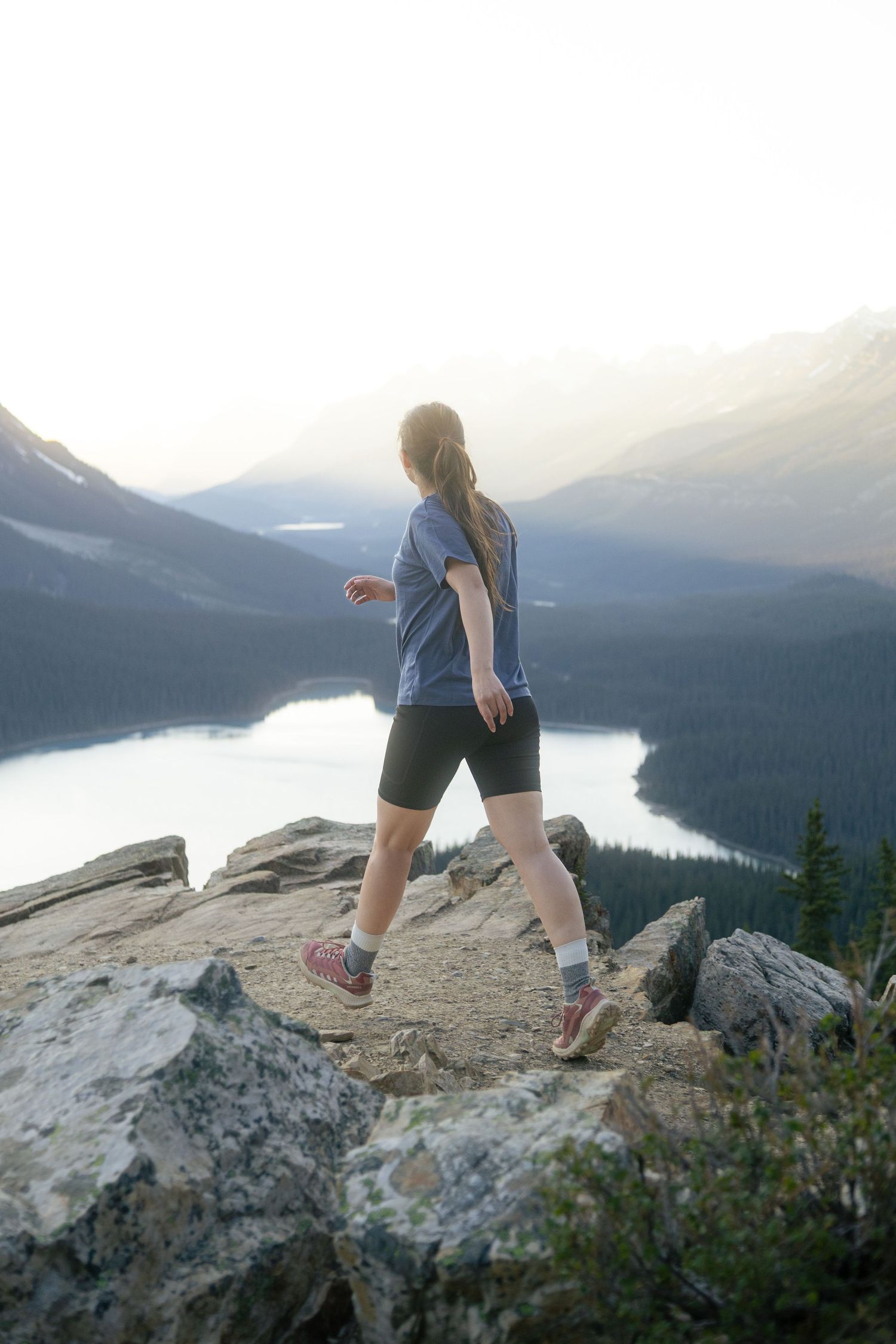 Une femme qui marche en sentier à Peyto Lake — Jonathan Ouimet Photographie