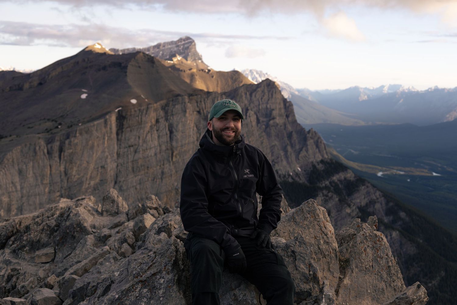 Portrait d'un homme au sommet de Ha Ling Peak dans l'Ouest Canadien — Jonathan Ouimet Photographie