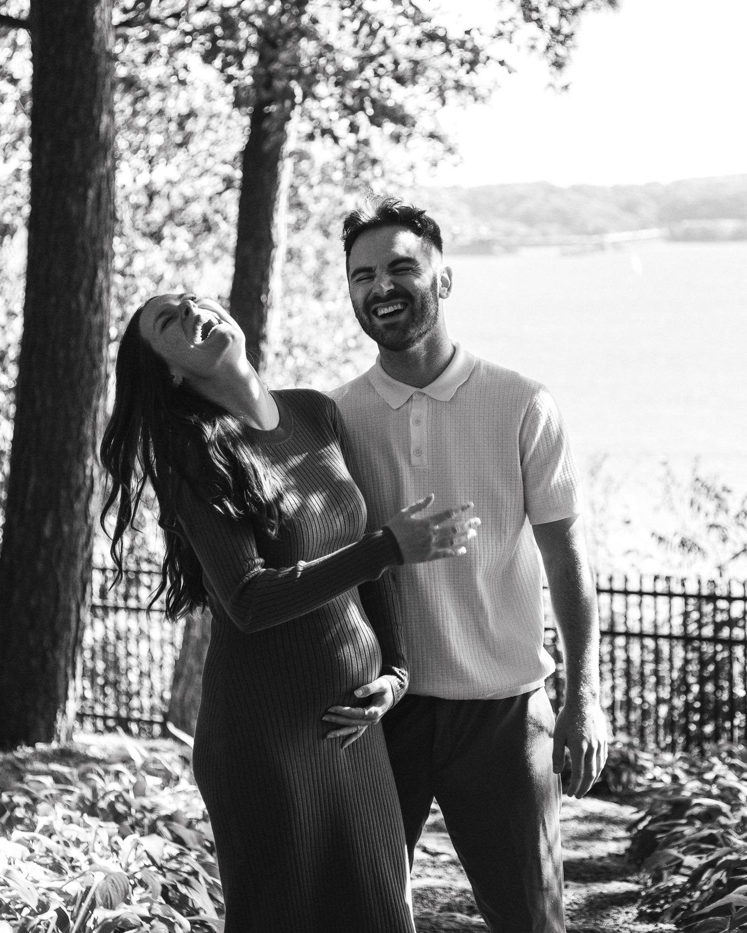 Portrait d'un couple qui rigole dans un parc à Québec — Jonathan Ouimet Photographie