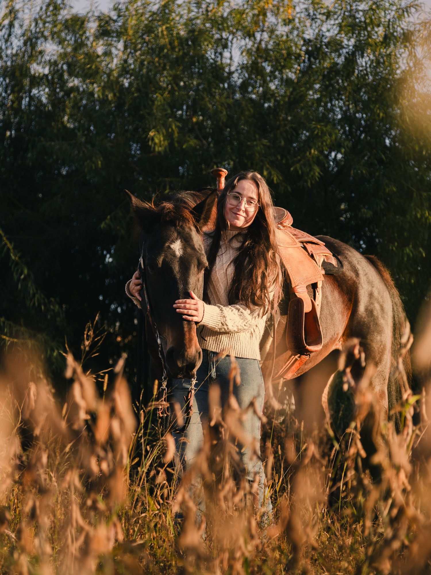 Portrait d'une femme avec son cheval dans un champ d'hautes herbes — Jonathan Ouimet Photographie