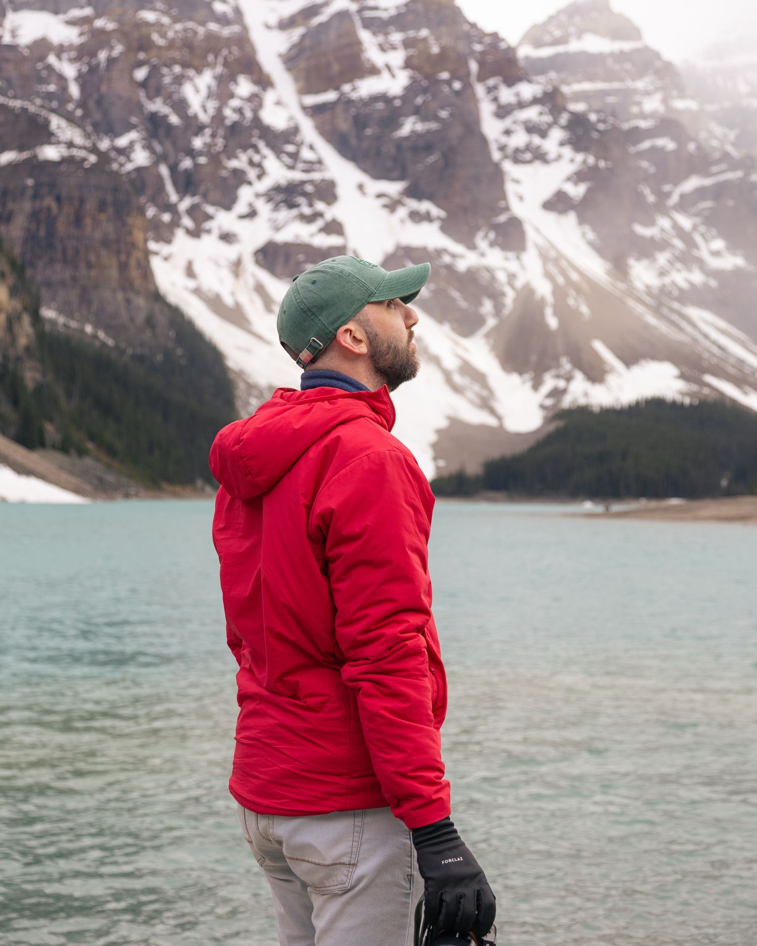 Portrait d'un homme à Moraine Lake dans l'Ouest Canadien — Jonathan Ouimet Photographie