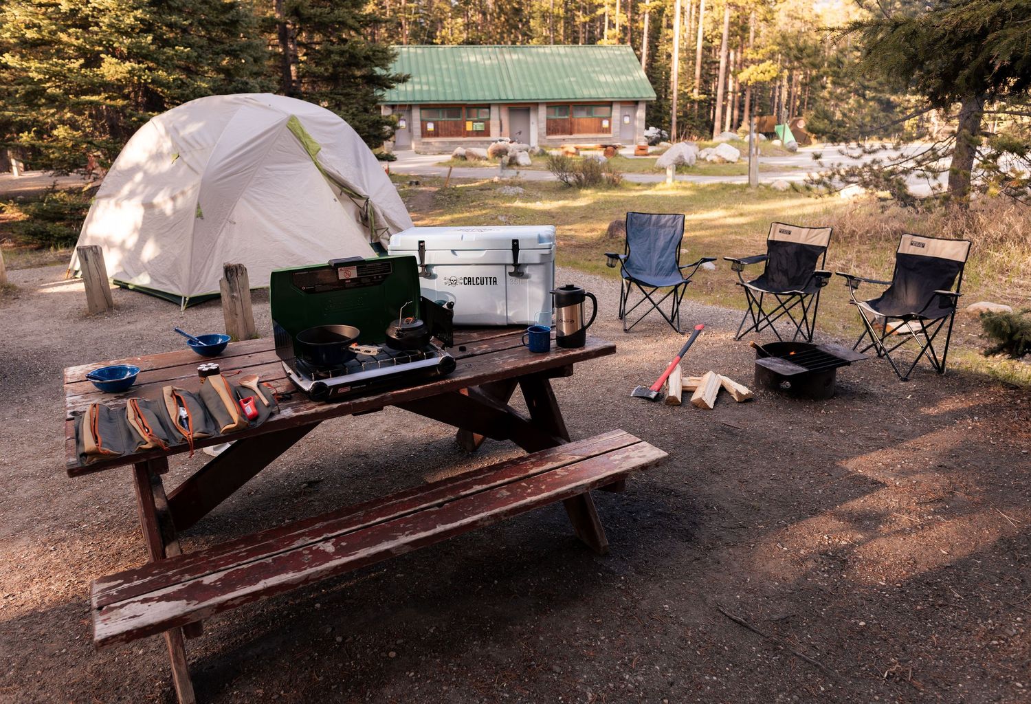 Un terrain de camping dans l'Ouest Canadien avec plein d'équipement pour faire la cuisine, relaxer et dormir — Jonathan Ouimet Photographie