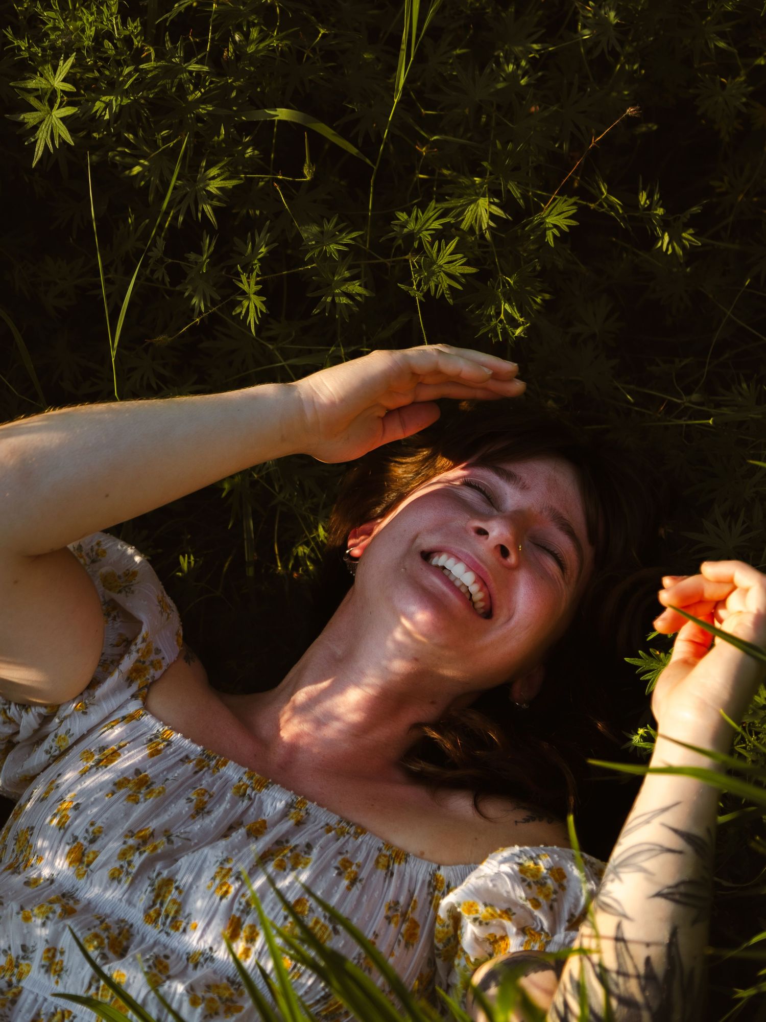 Portrait d'une femme dans le gazon — Jonathan Ouimet Photographie