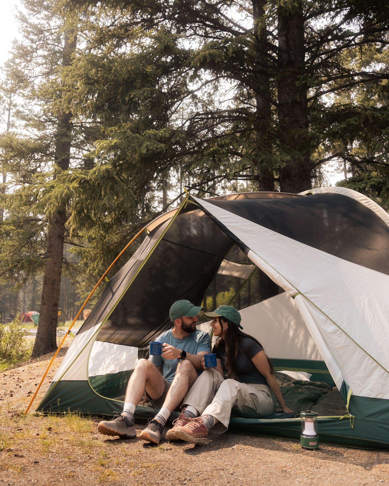 Un couple rigolant ensemble dans une tente en camping dans l'Ouest Canadien — Jonathan Ouimet Photographie
