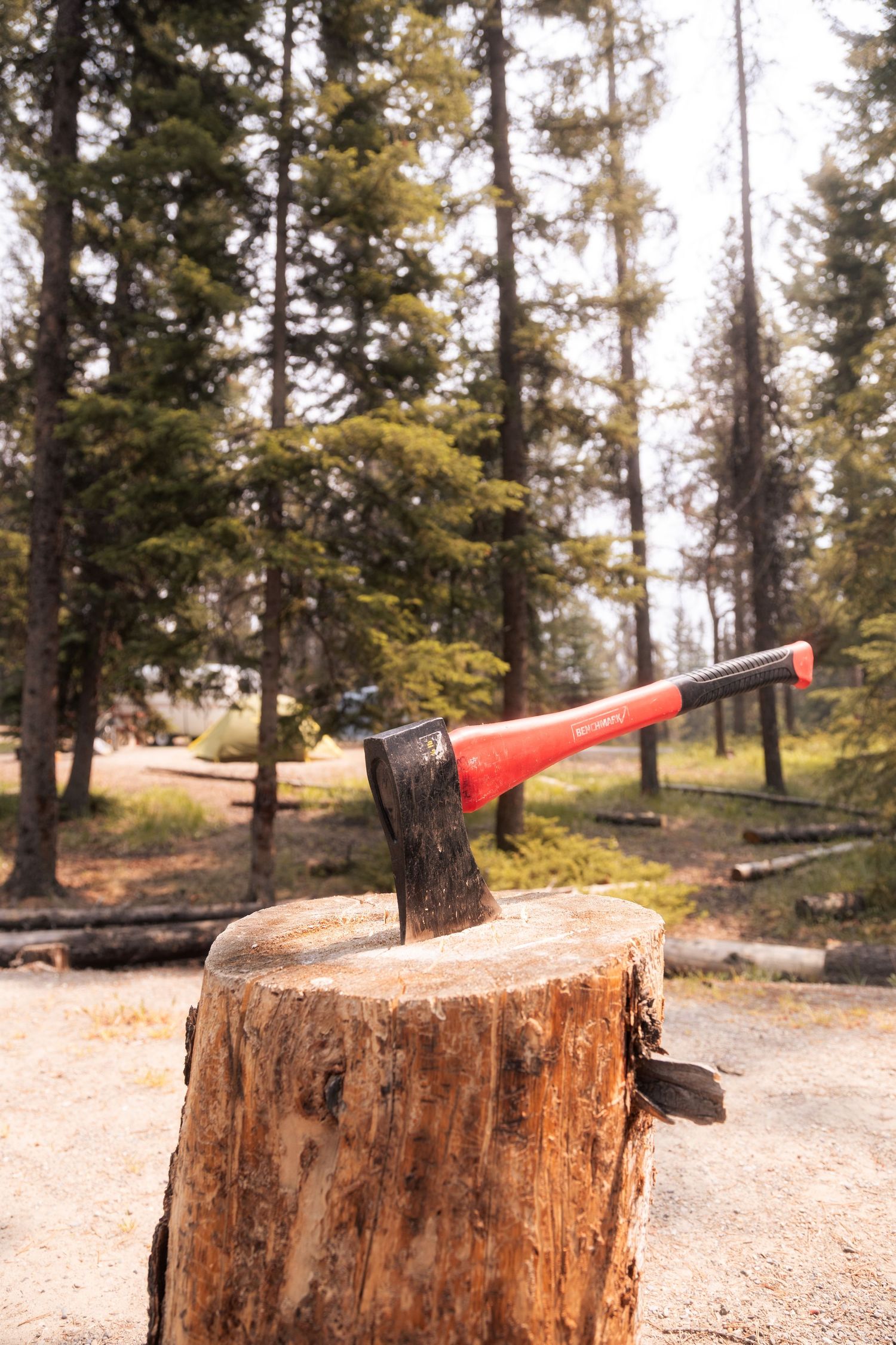 Une machette pour couper du bois en camping — Jonathan Ouimet Photographie