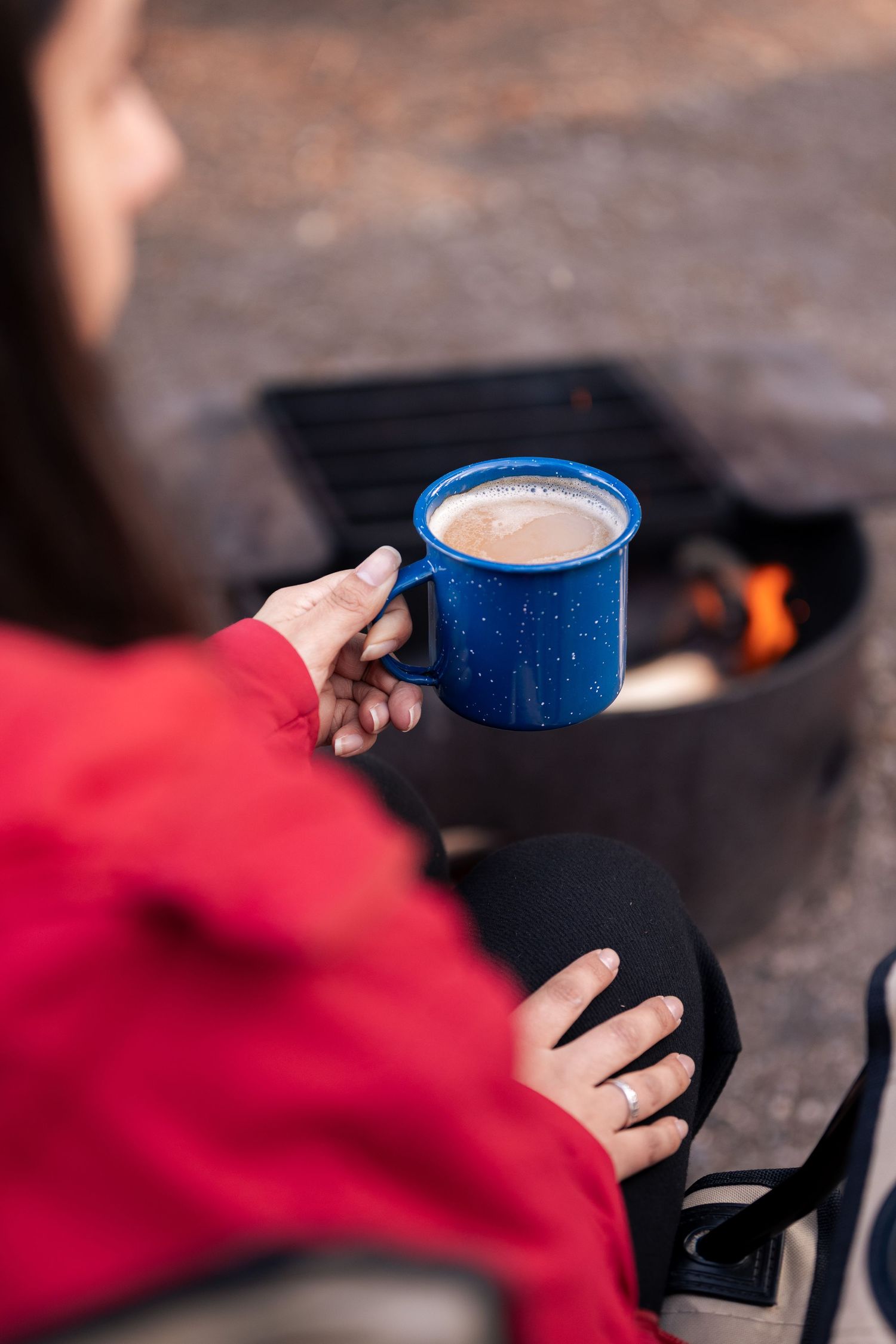 Une personne tenant un café en camping près du feu — Jonathan Ouimet Photographie