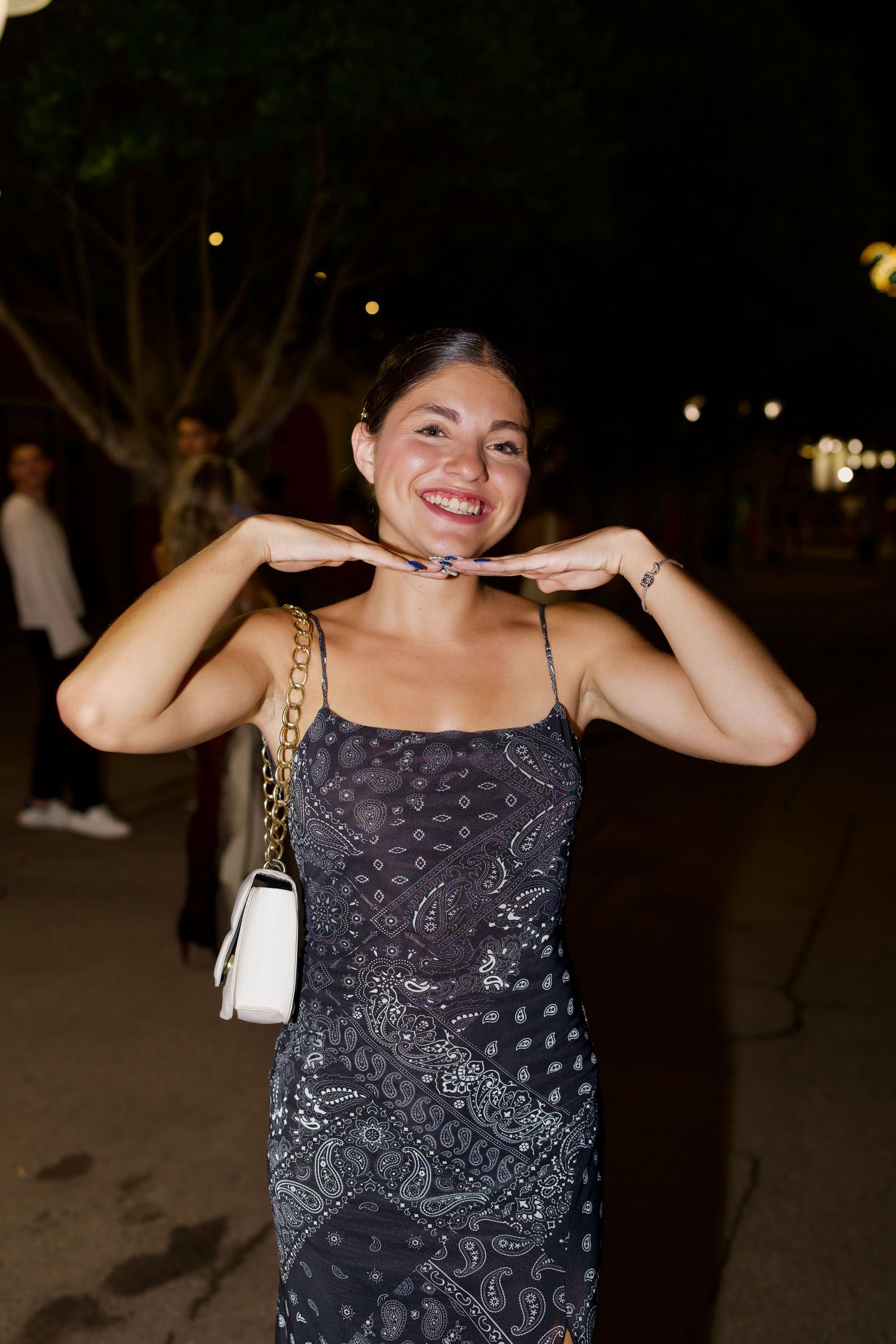Smiling woman posing at Feria de Málaga / Mujer sonriente posando en la Feria de Málaga.