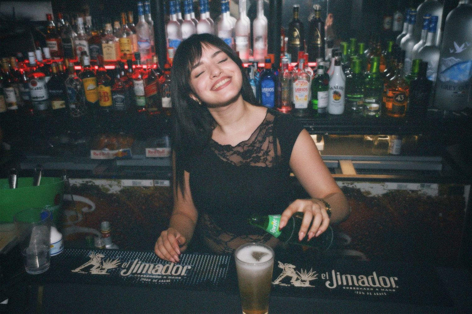 Bartender pouring a drink. / Bartender sirviendo una copa en AURA Club Málaga