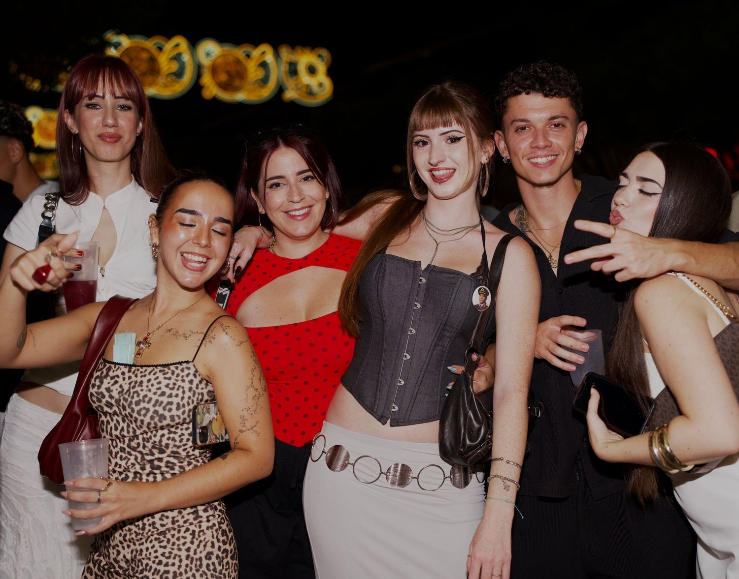 Friends in stylish nightlife outfits at Feria de Málaga festival / Amigos con outfits de noche de fiesta en la Feria de Málaga