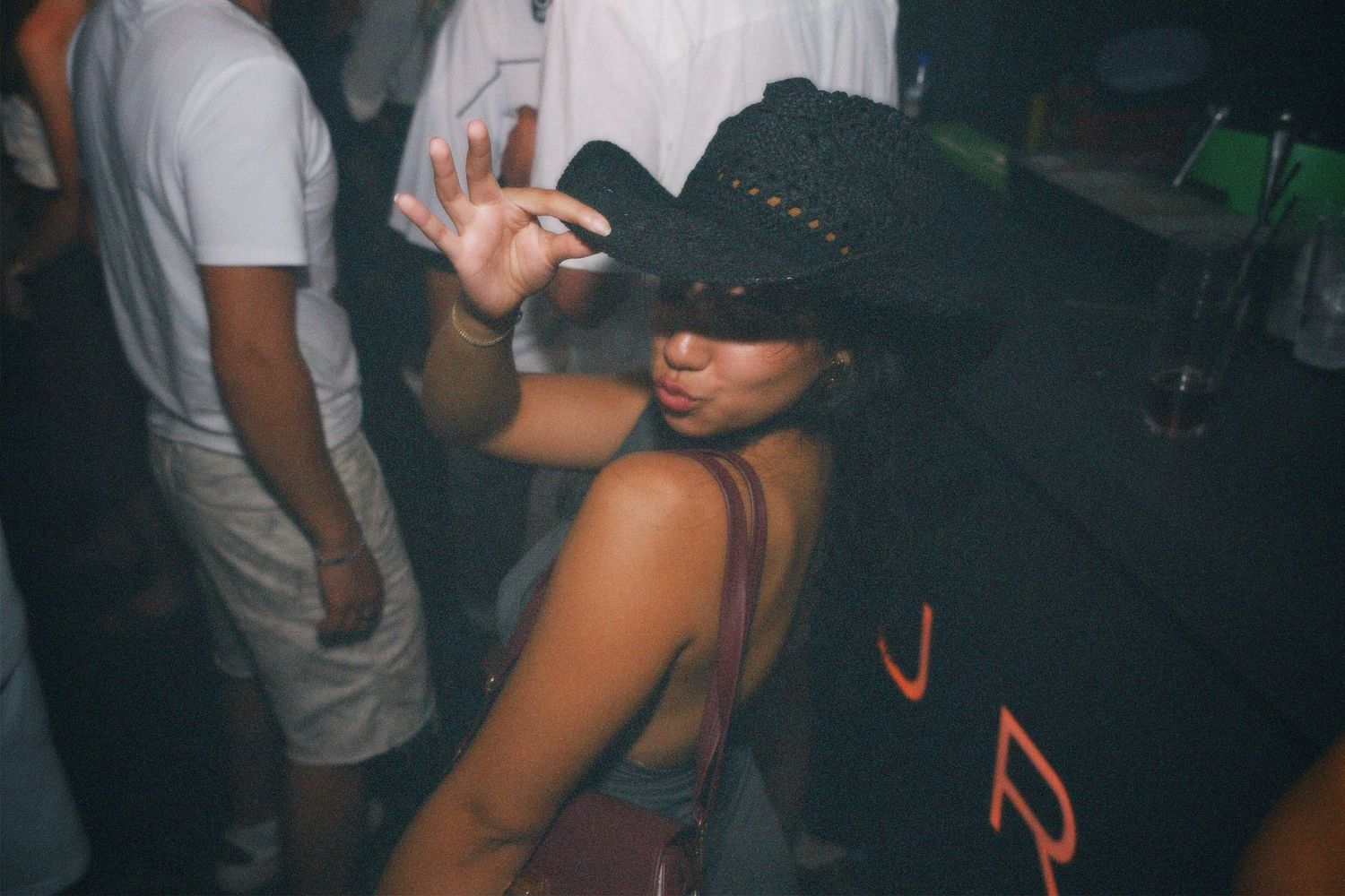 Woman posing on the dance floor. / Mujer posando en la pista de baile del club.